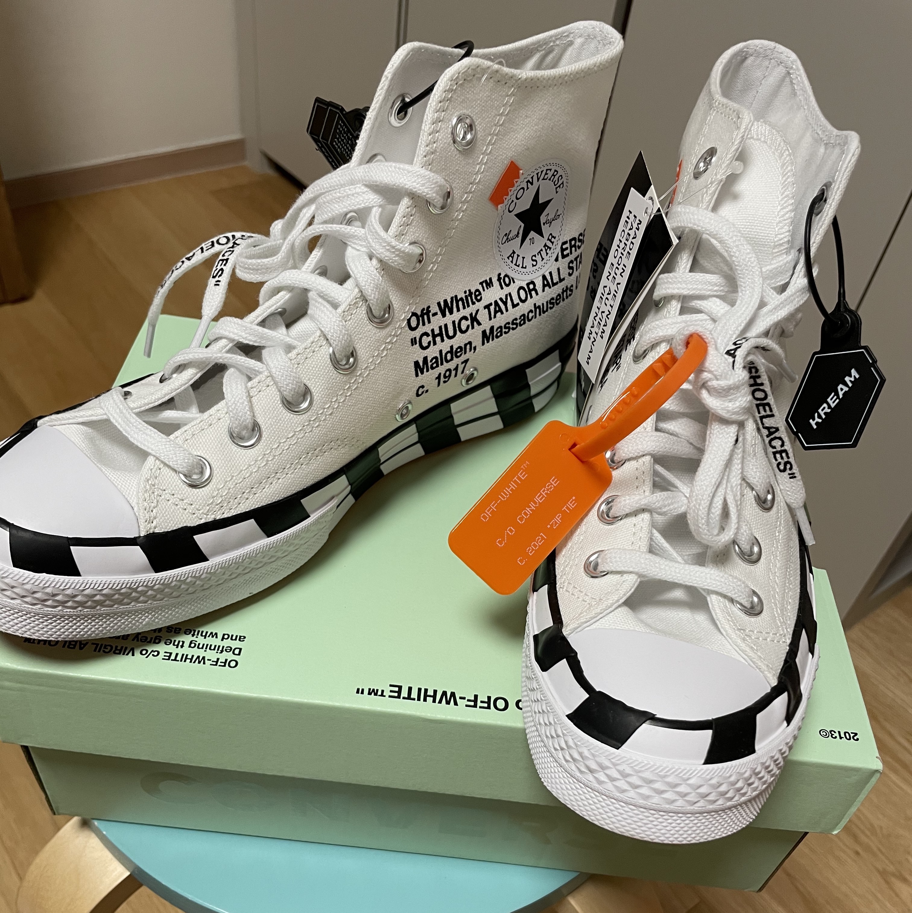 Converse x Off-White Chuck 70 High V2 2021 착용 스타일 - 2