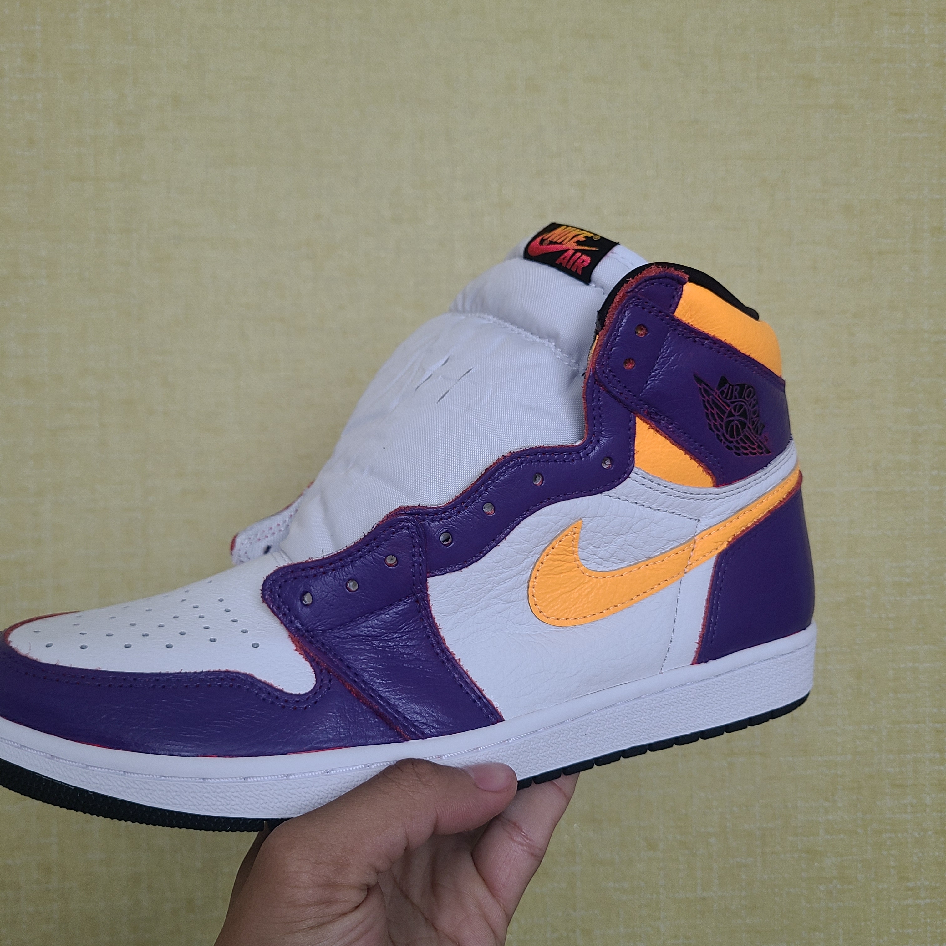 Jordan 1 Retro High OG Light Fusion Red 착용 스타일 - 3