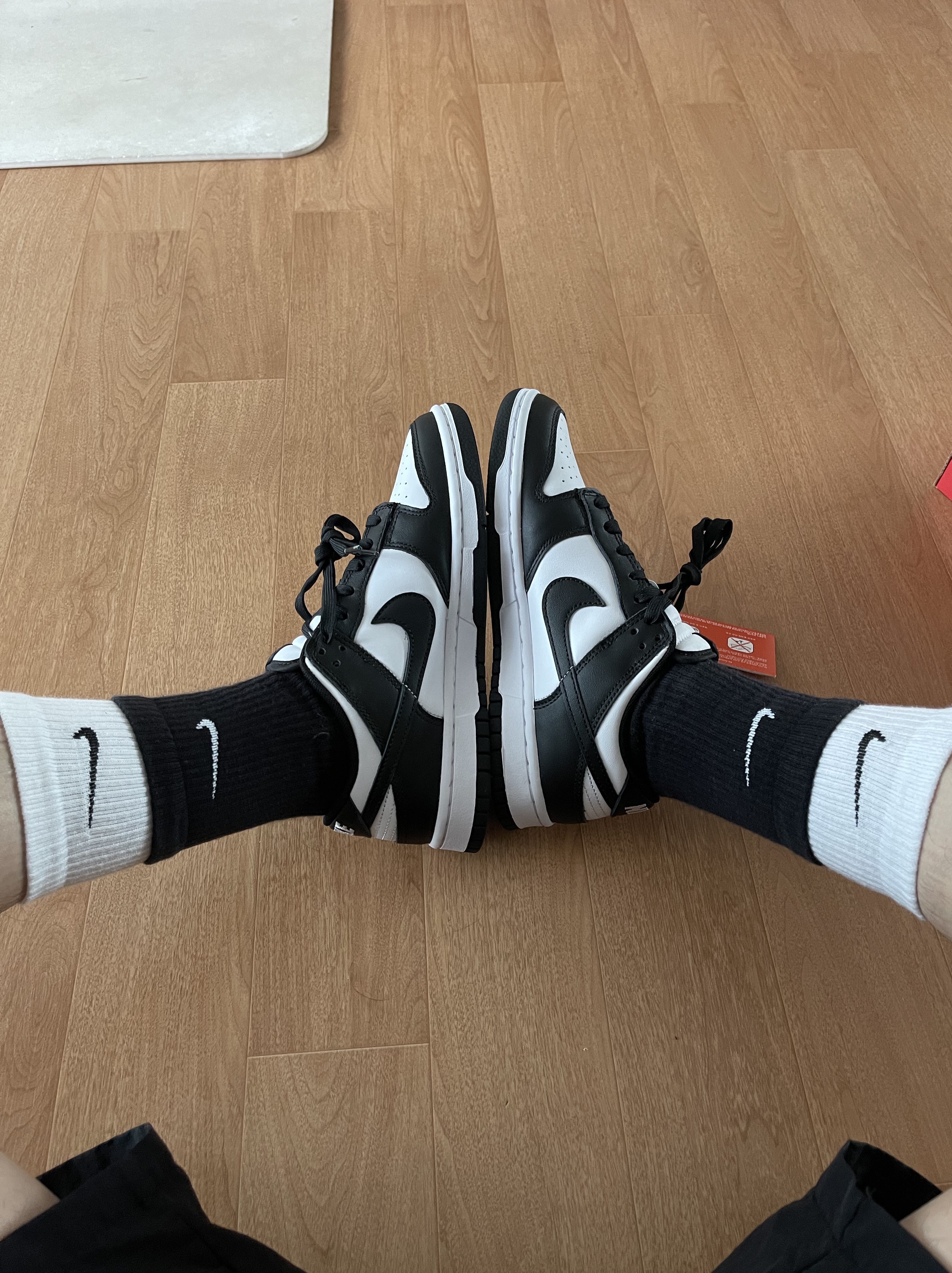 Jordan 1 Retro High OG Black Mocha, Nike Dunk Low Retro Black 착용 스타일 - 3