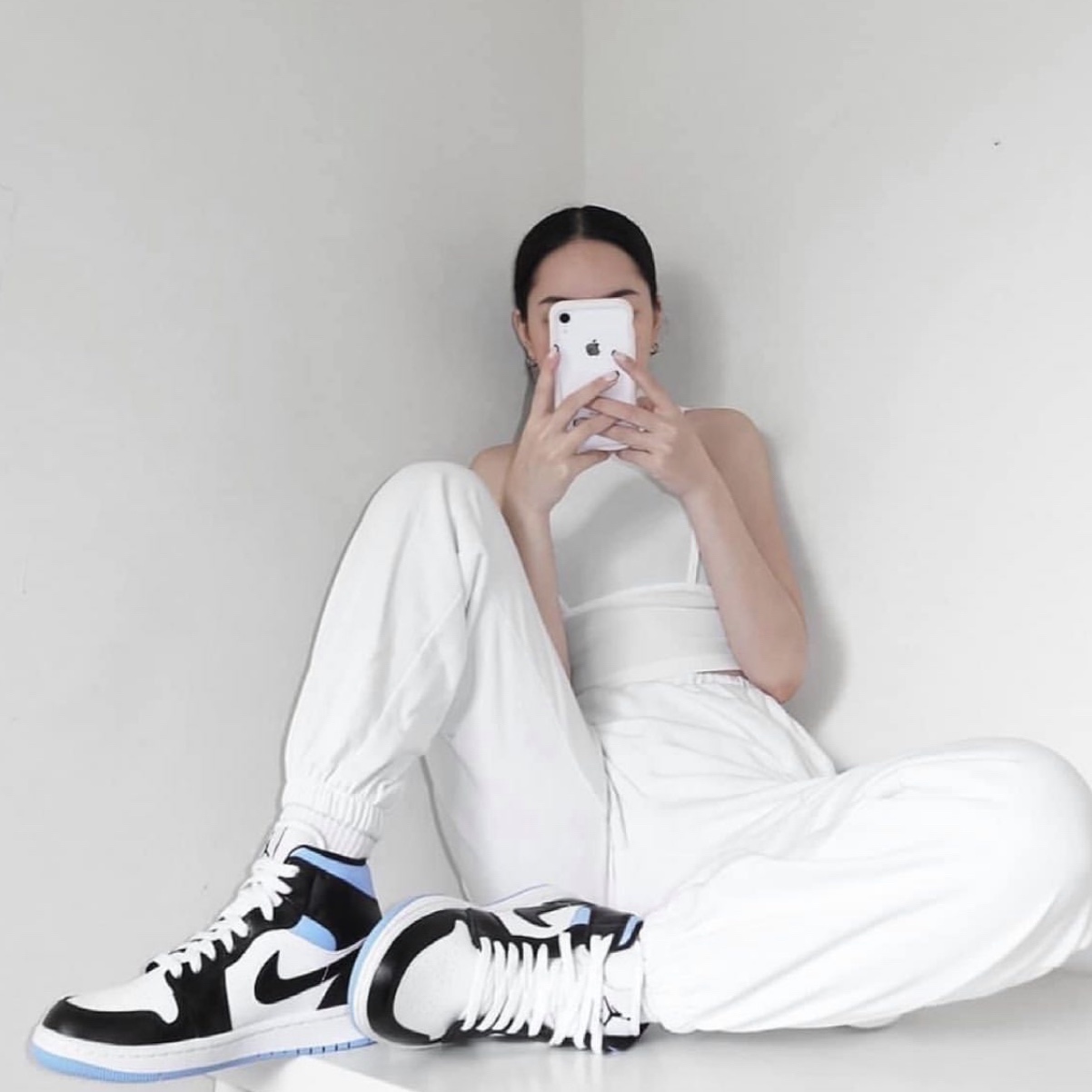 (W) Jordan 1 Mid White Black University Blue 착용 스타일 - 1