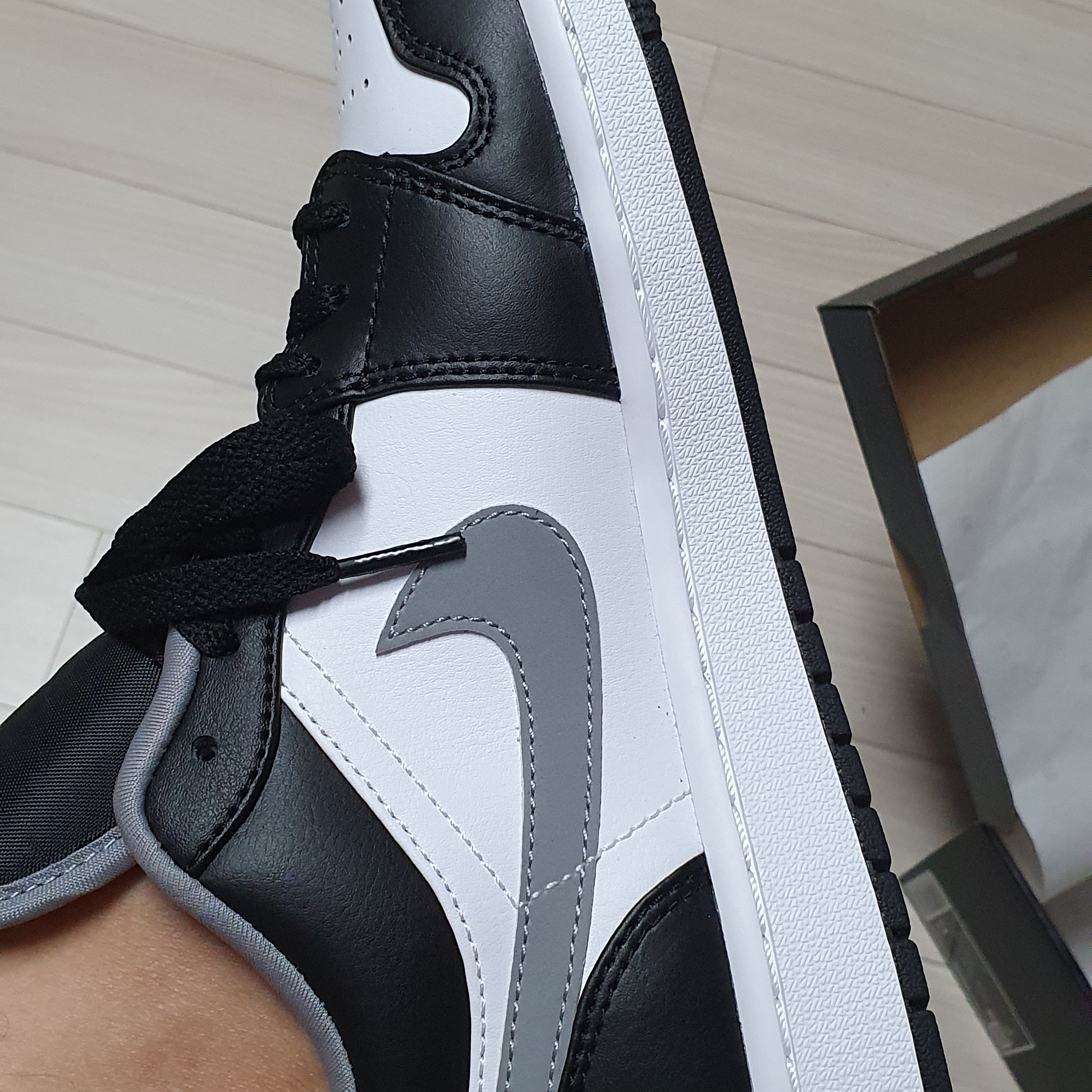 Jordan 1 Low Black Particle Grey 착용 스타일 - 1