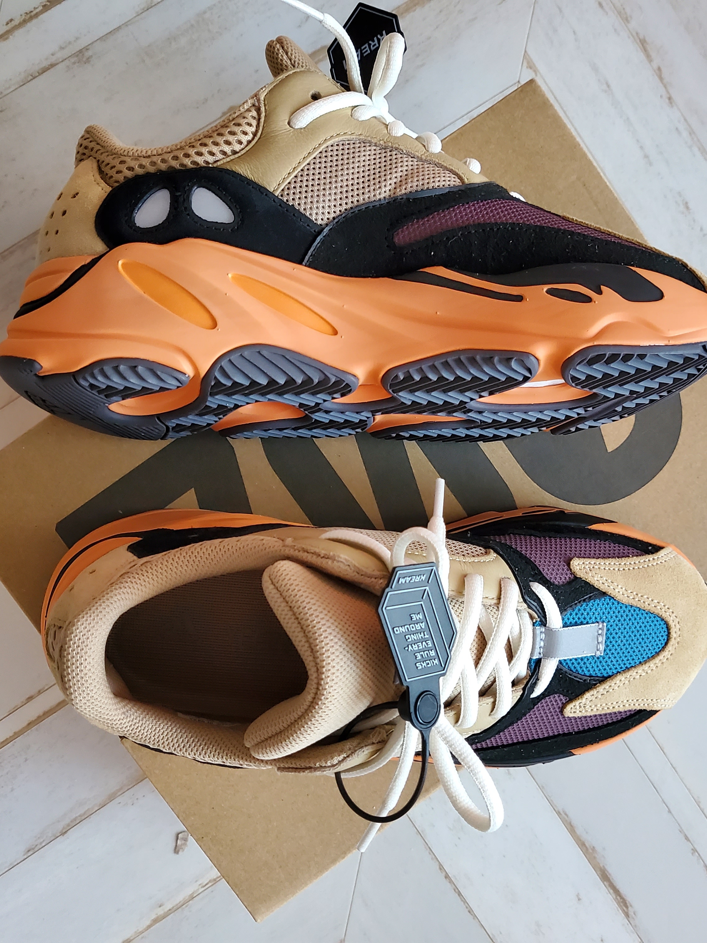 Adidas Yeezy Boost 700 Enflame Amber, Nike ACG SSNL Bucket Clay Green 착용 스타일 - 4