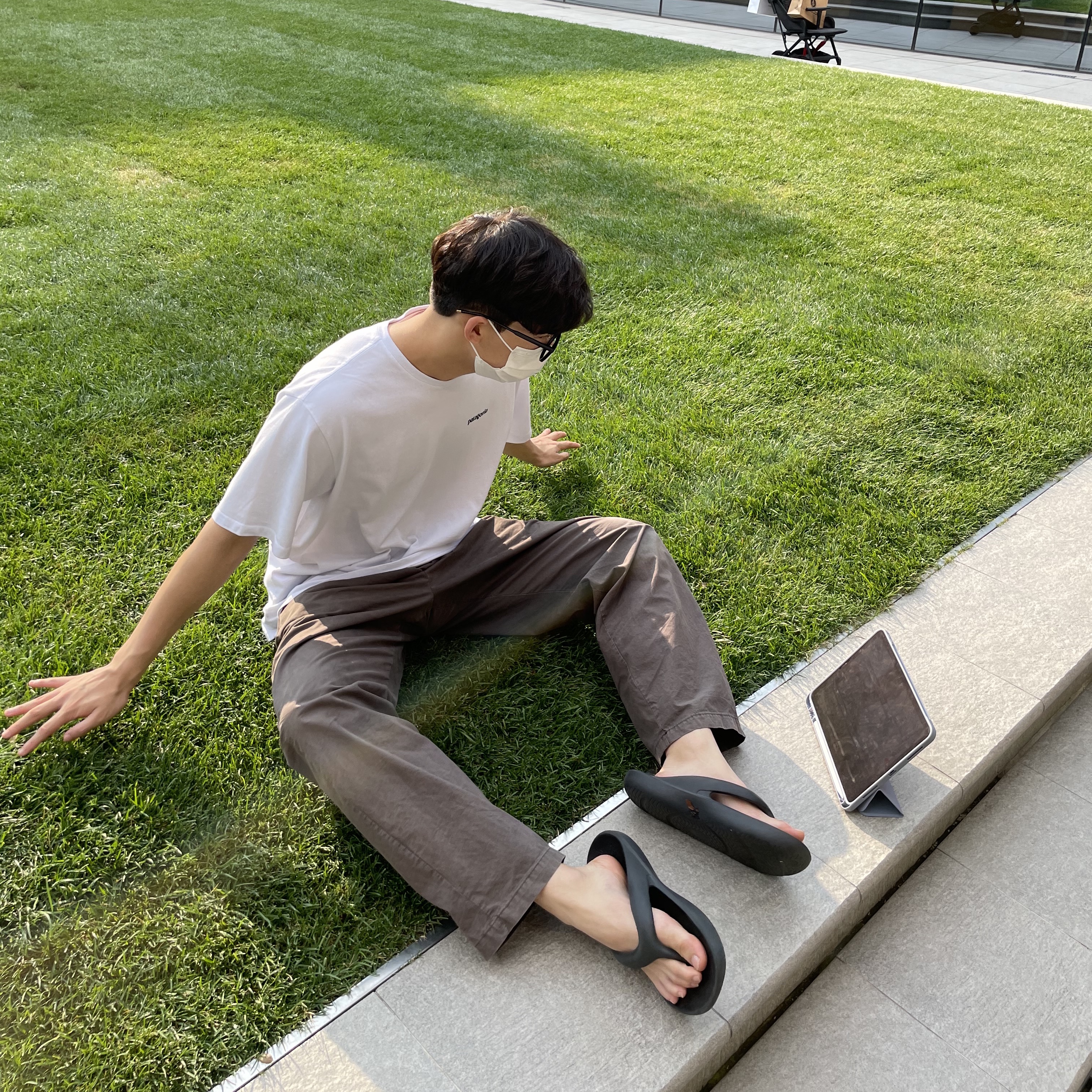 New Balance x Taw&Toe Flip Flop Black 착용 스타일