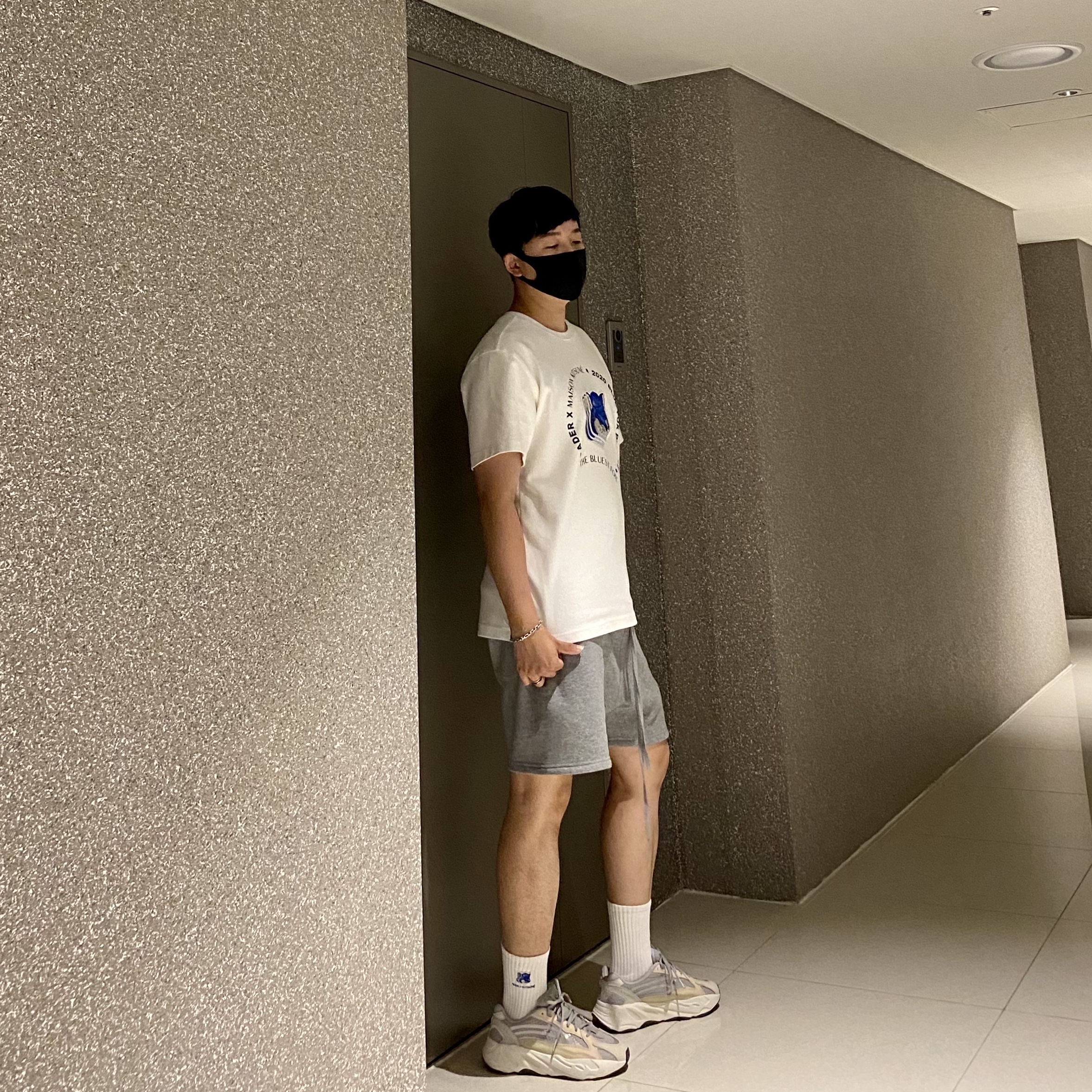 Maison Kitsune x Ader Error Triple Fox Head Logo T-Shirt Off White, Adidas Yeezy Boost 700 V2 Cream 착용 스타일
