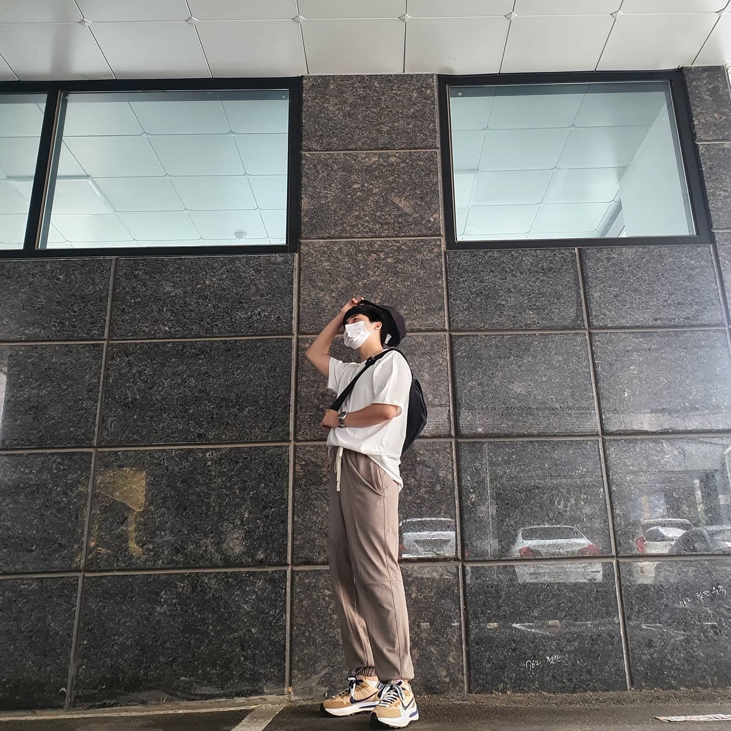 Nike x Sacai VaporWaffle Sesame and Blue Void 착용 스타일