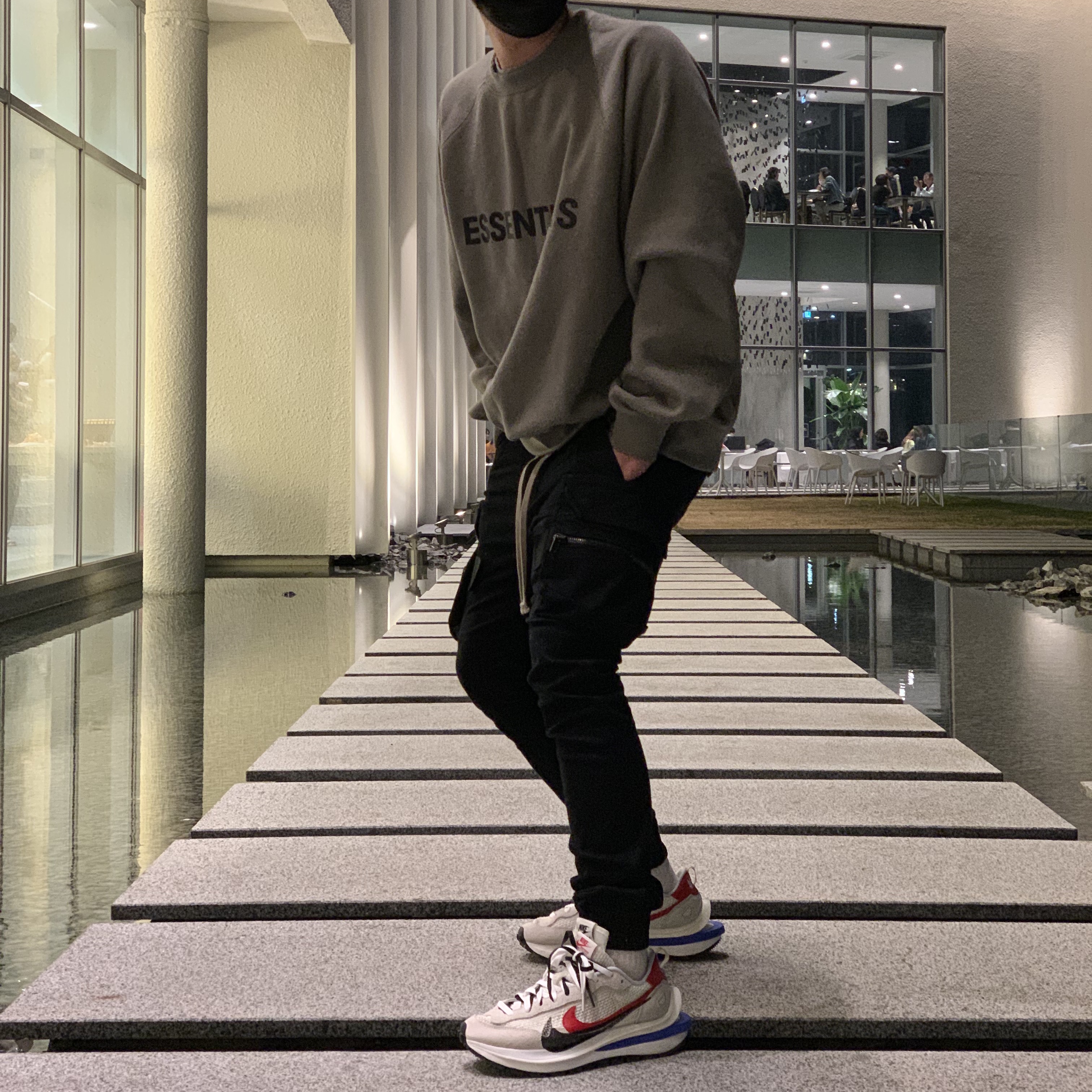 Nike x Sacai VaporWaffle Royal Fuchsia, Essentials 3D Silicon Applique Crewneck Gray Flannel/Charcoal - 20SS 착용 스타일
