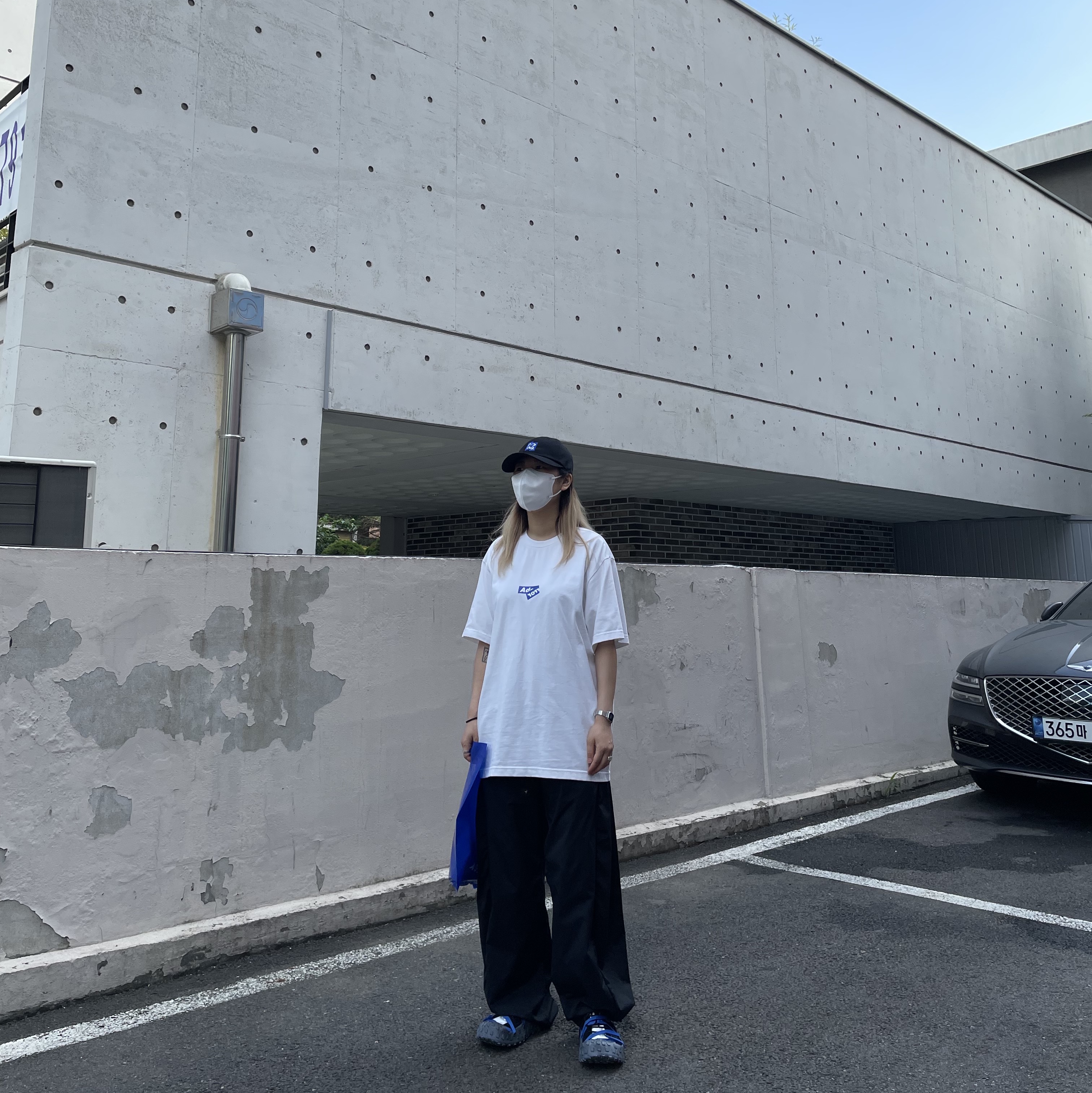 (W) Camper x Ader Error Proto-111-S Cinder Basic Sneakers Black, (W) Camper x Ader Error Proto-T33-W Dark Grey Shoe Cover 착용 스타일 - 2