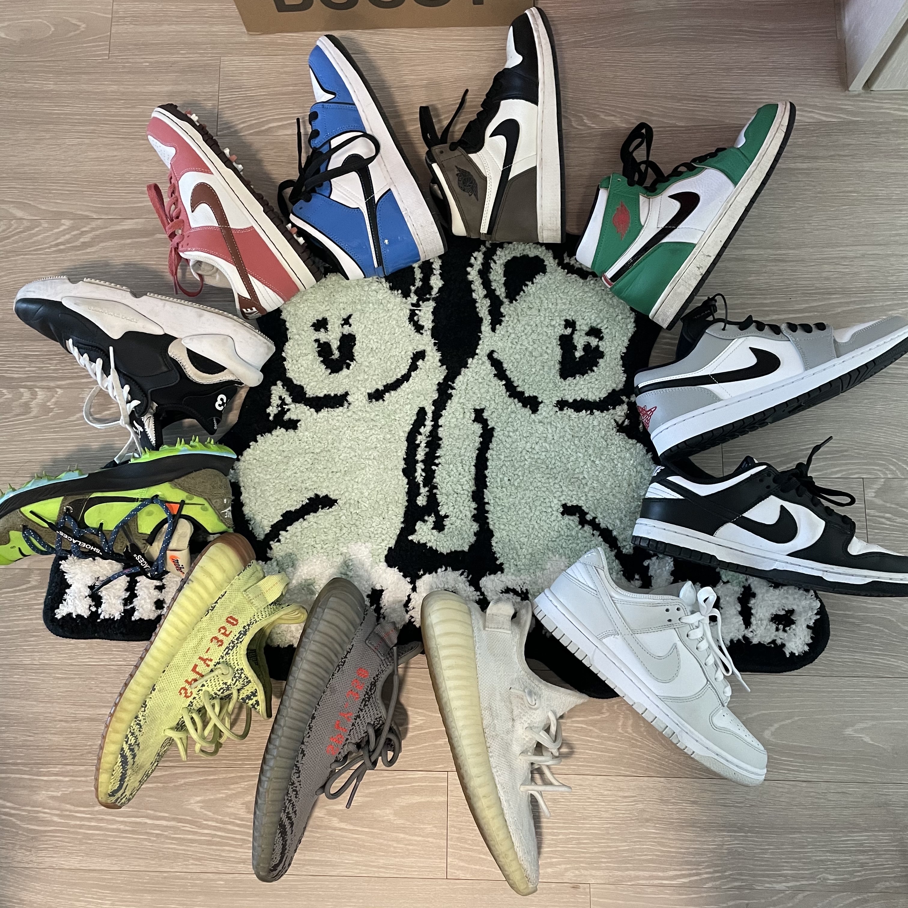 (GS) Jordan 1 Mid SE Signal Blue, (GS) Jordan 1 Retro High OG Black Mocha 착용 스타일