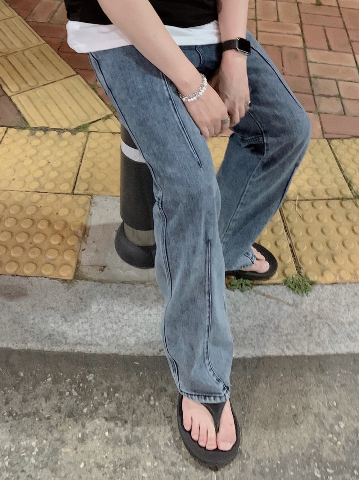 Oofos x Takahiromiyashita The Soloist Signature Flip-Flop Black White 착용 스타일 - 5