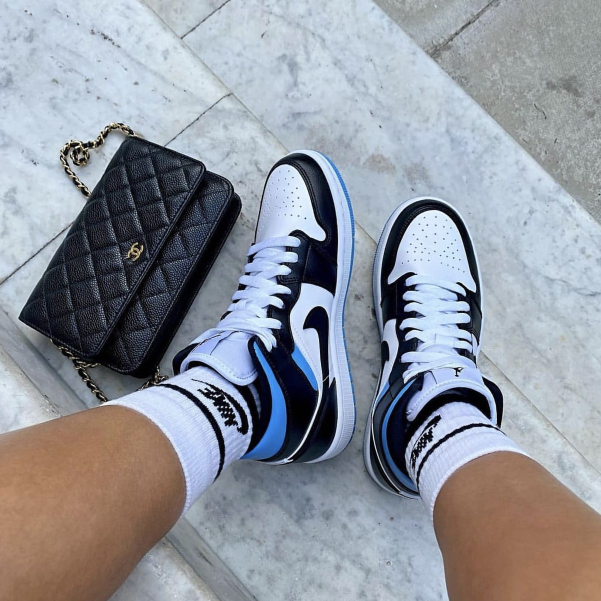 (W) Jordan 1 Mid White Black University Blue 착용 스타일 - 5