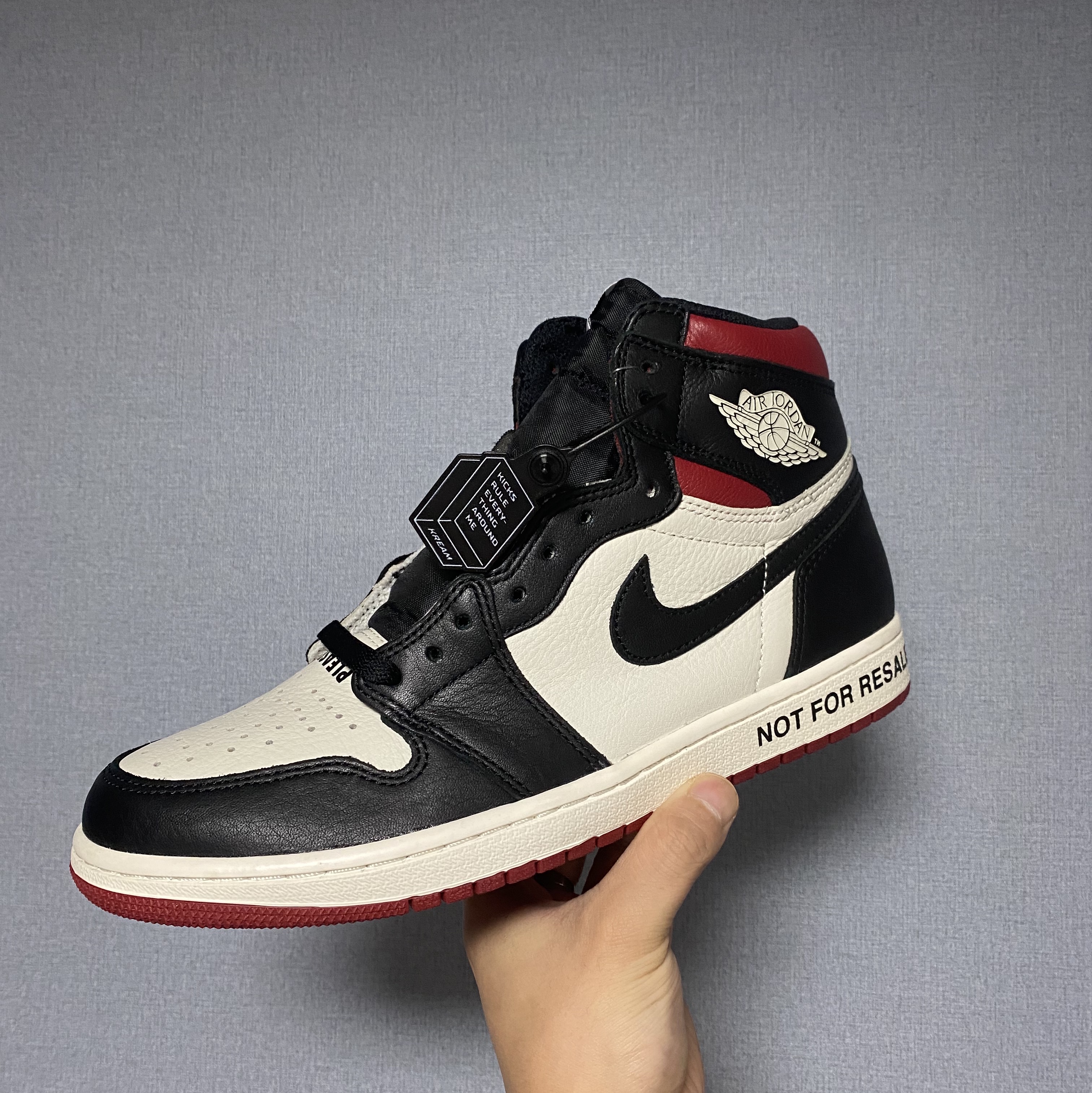 Jordan 1 Retro High Not for Resale Varsity Red 착용 스타일 - 1