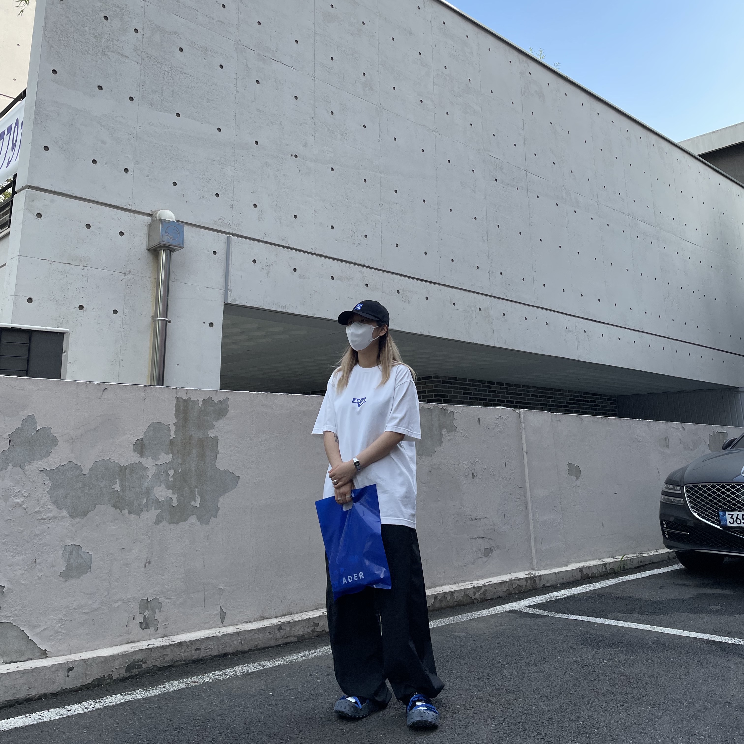 (W) Camper x Ader Error Proto-111-S Cinder Basic Sneakers Black, (W) Camper x Ader Error Proto-T33-W Dark Grey Shoe Cover 착용 스타일 - 3