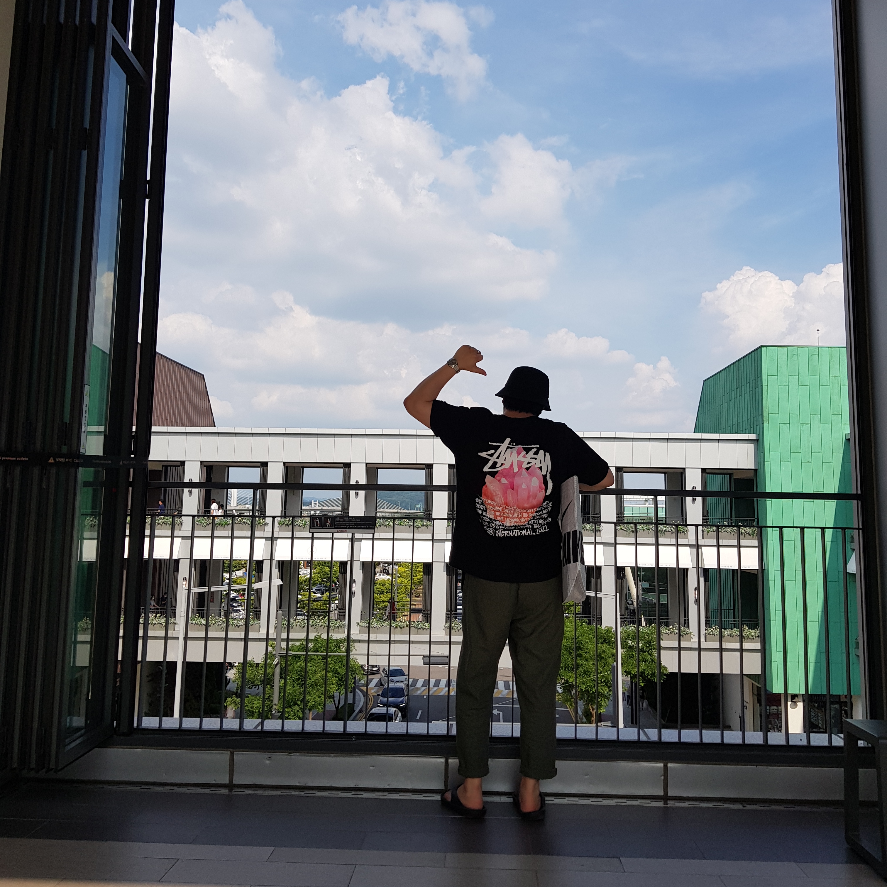 New Balance x Taw&Toe Flip Flop Black, Stussy Reflection T-Shirt Black 착용 스타일 - 2