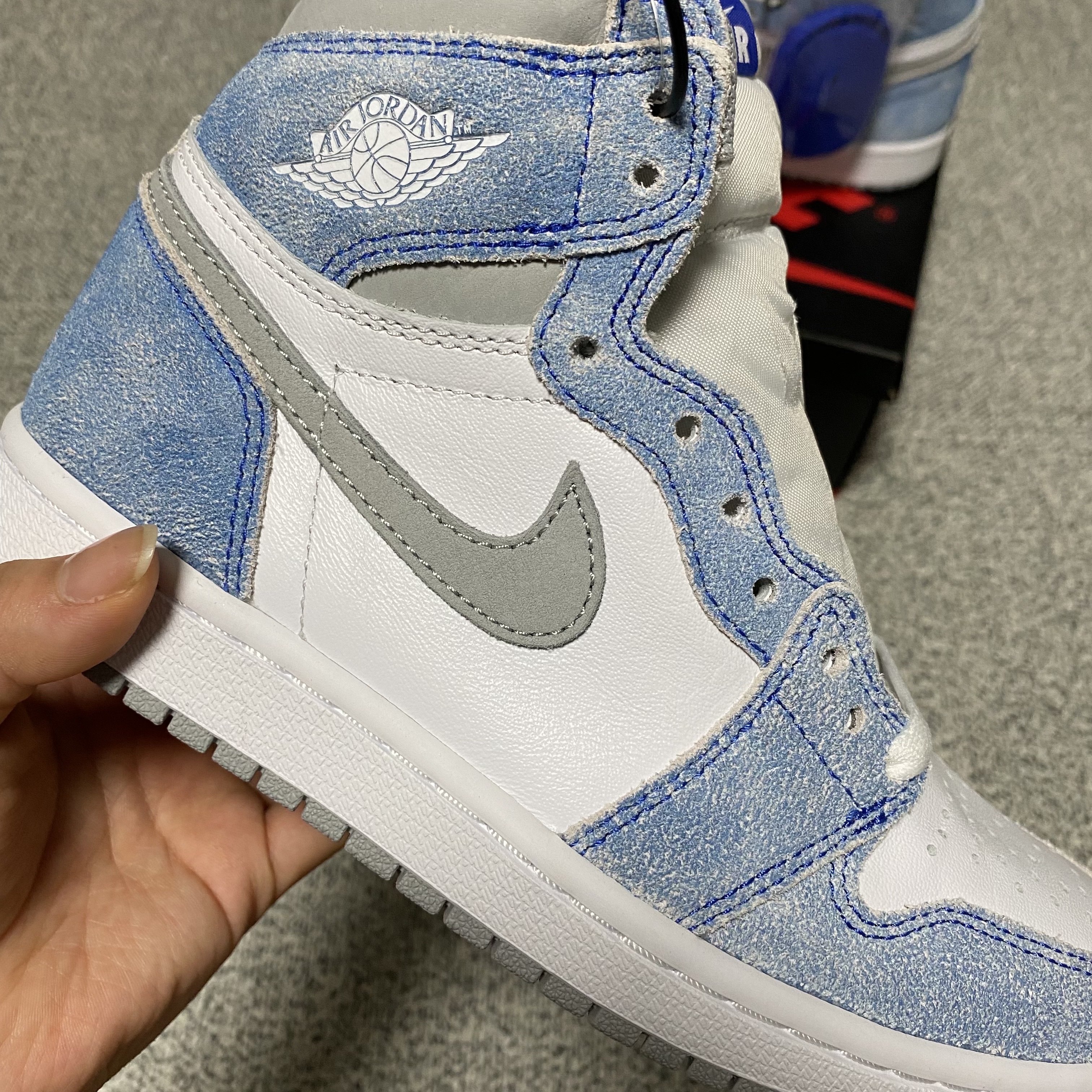 Jordan 1 Retro High OG Hyper Royal 착용 스타일 - 2