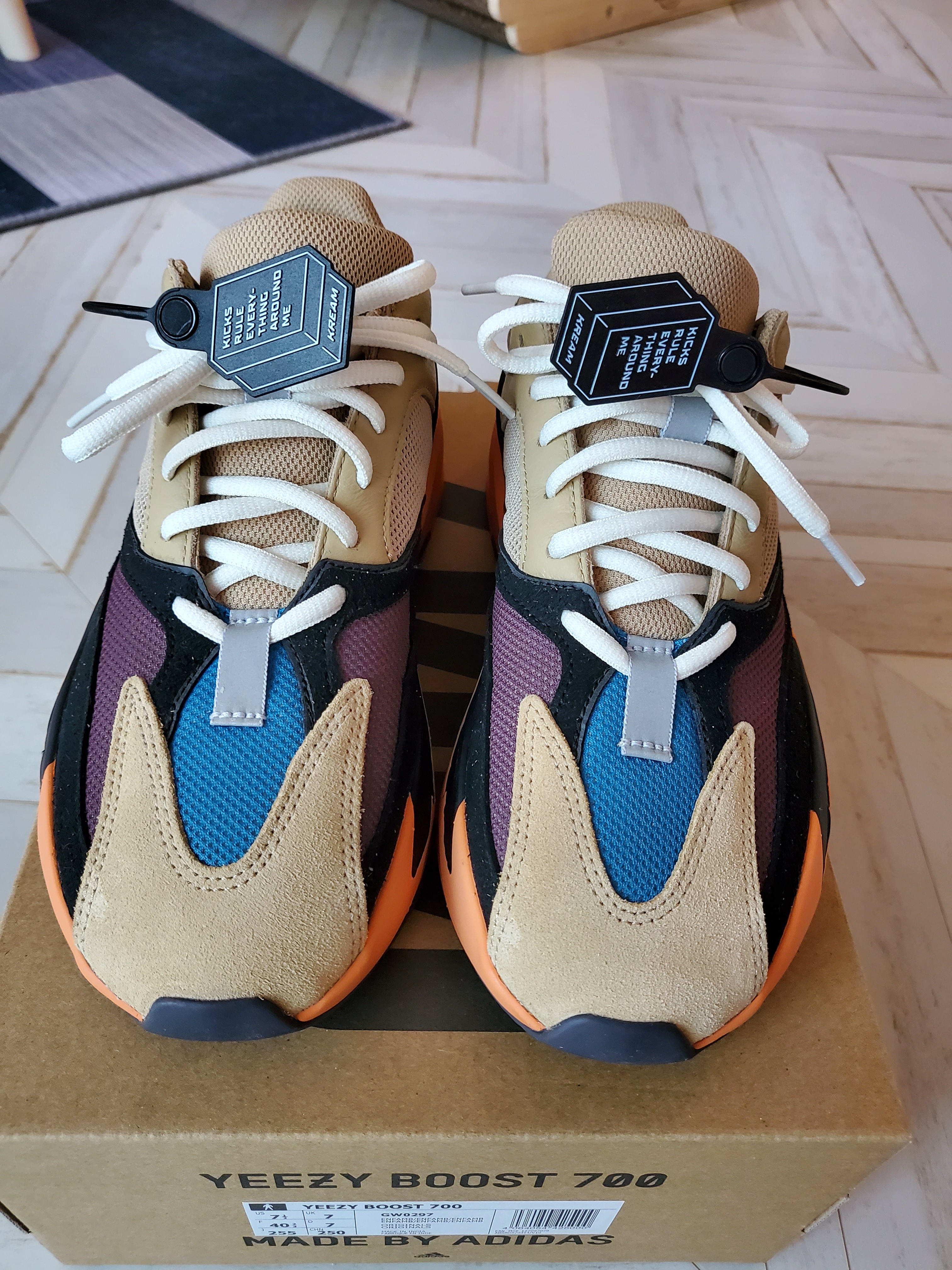 Adidas Yeezy Boost 700 Enflame Amber, Nike ACG SSNL Bucket Clay Green 착용 스타일 - 2