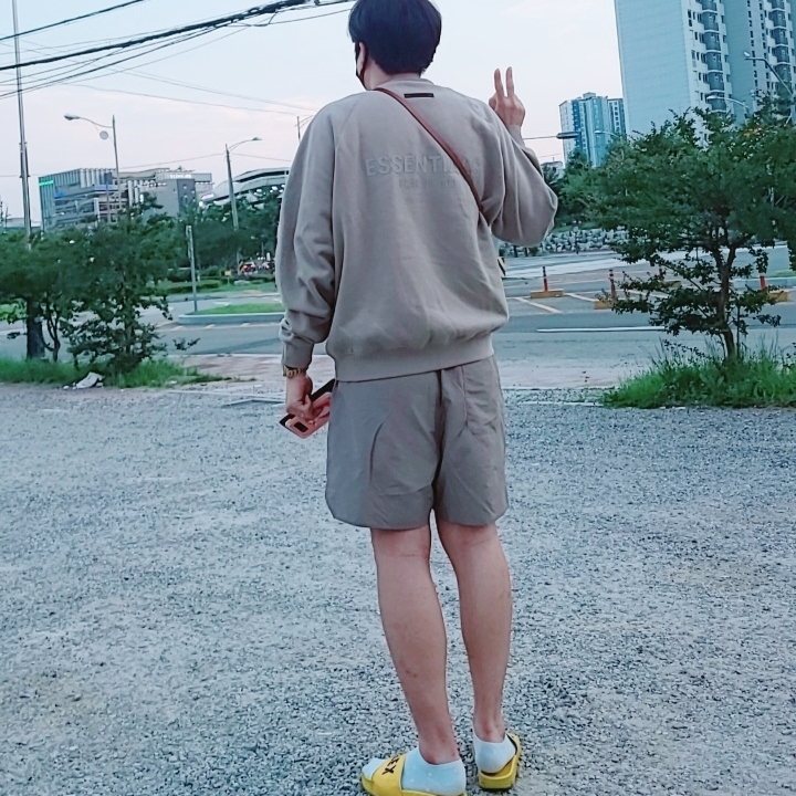 Essentials Volley Shorts Taupe - 21SS, Essentials Pull-Over Crewneck Sweatshirt Moss - 21SS 착용 스타일 - 2