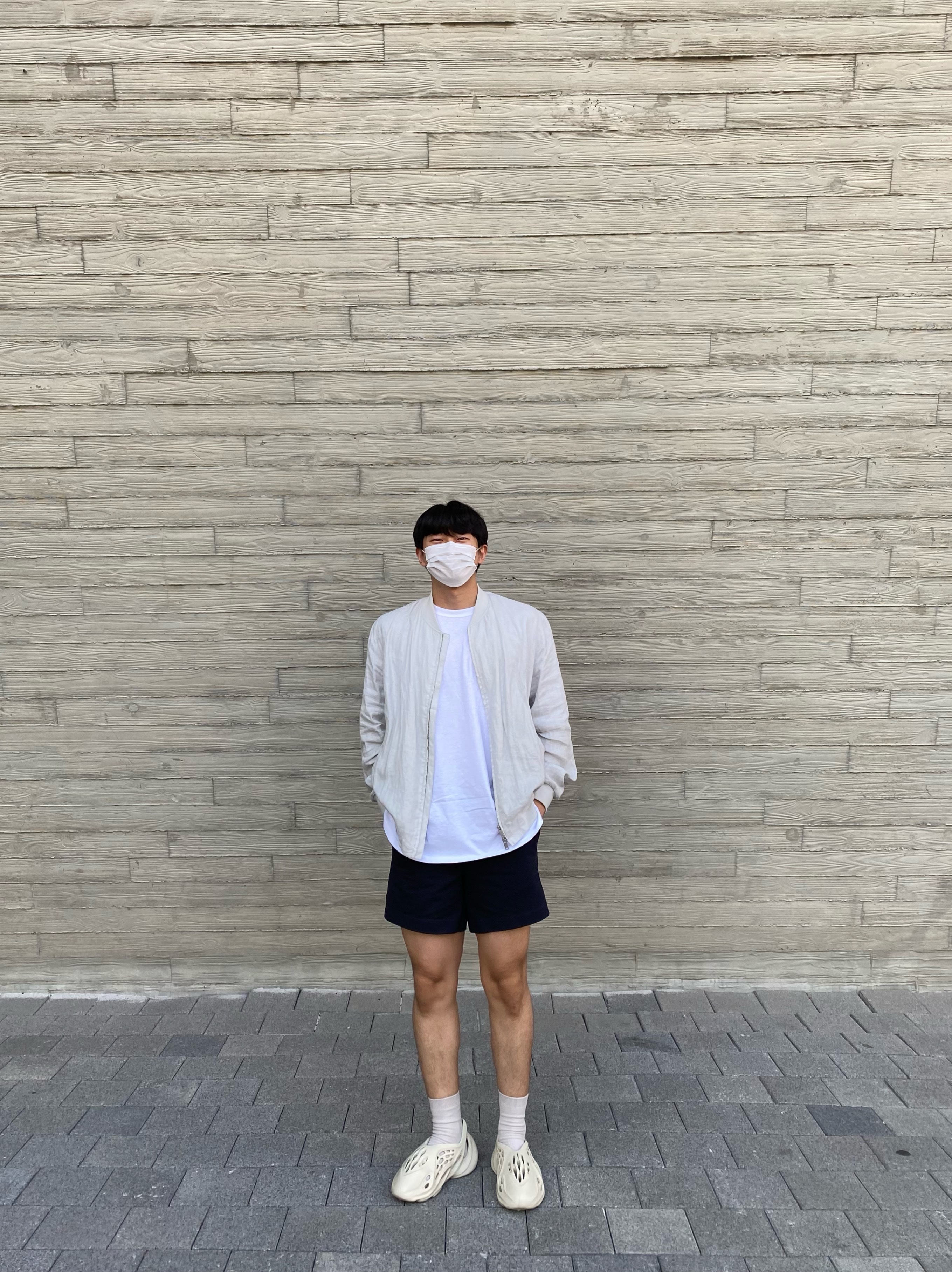 Adidas Yeezy Foam RNNR Sand 착용 스타일