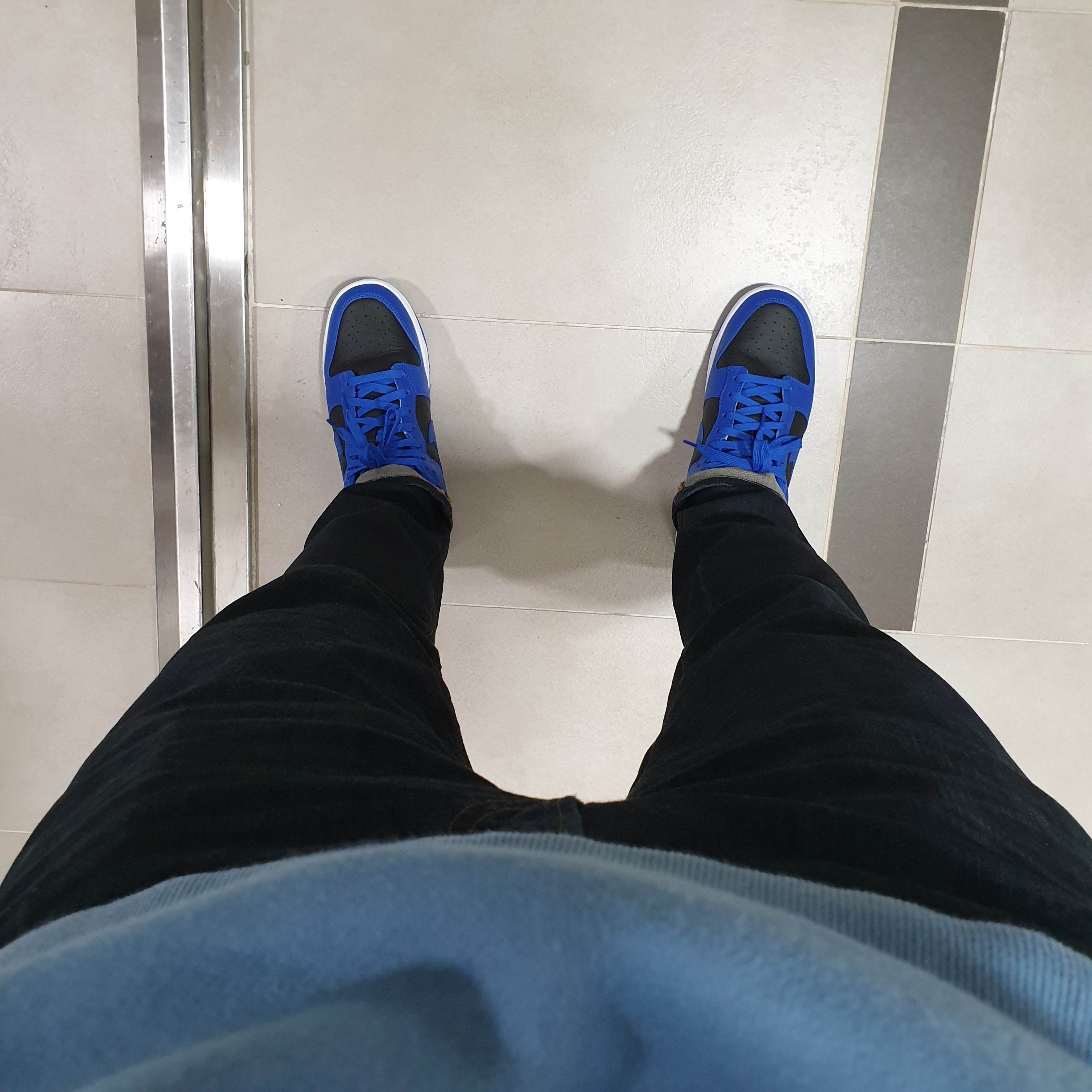 Nike Dunk Low Retro Hyper Cobalt 착용 스타일 - 2