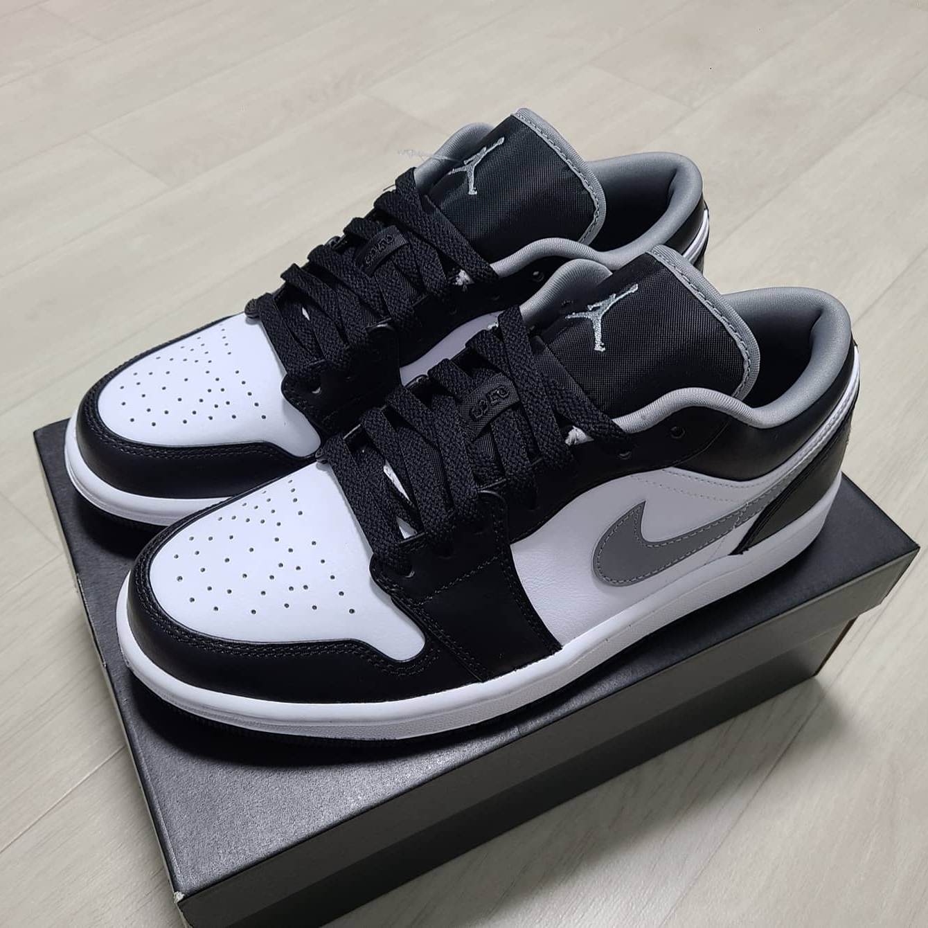 Jordan 1 Low Black Particle Grey 착용 스타일 - 2