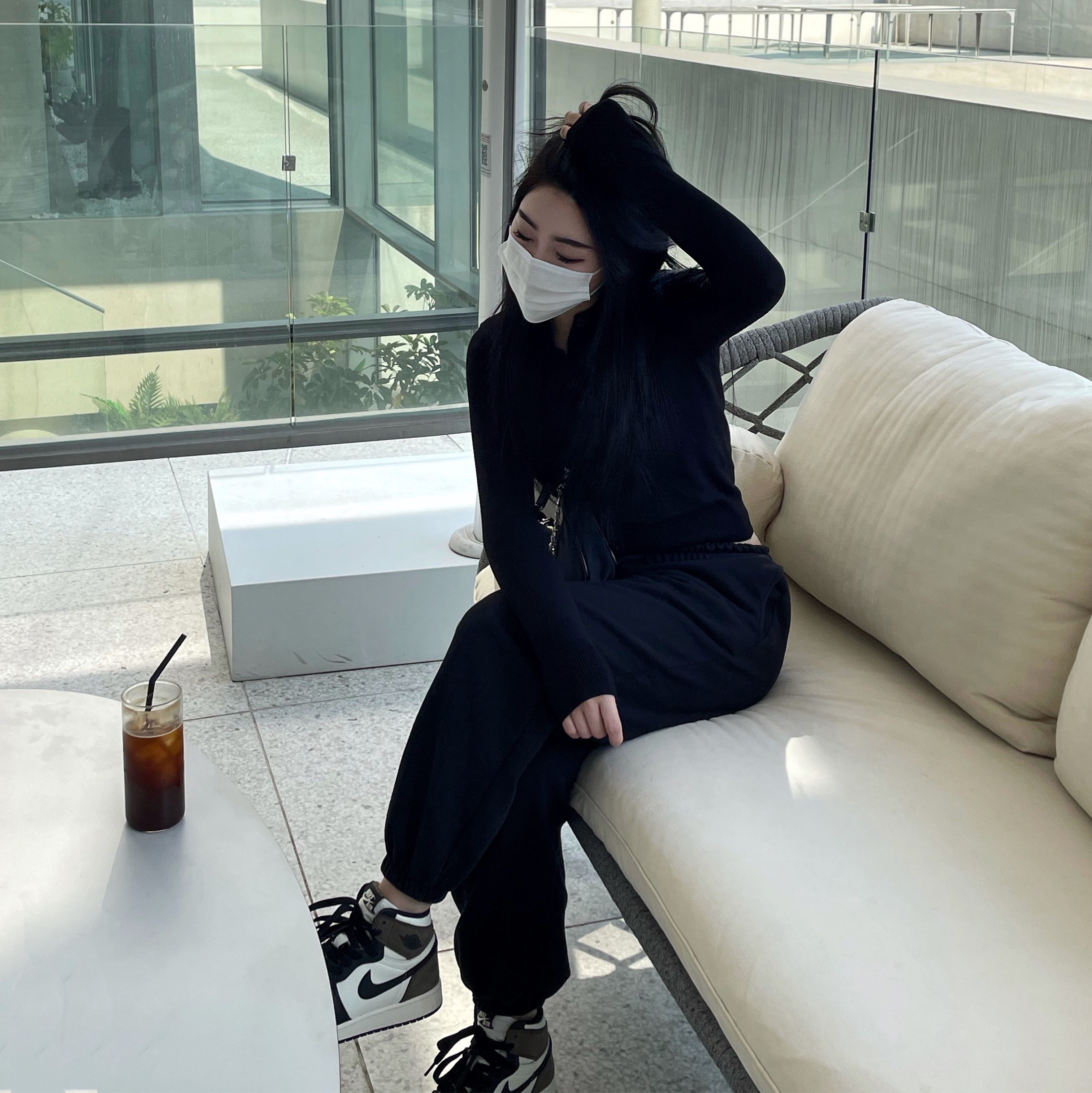 (GS) Jordan 1 Retro High OG Black Mocha 착용 스타일 - 1