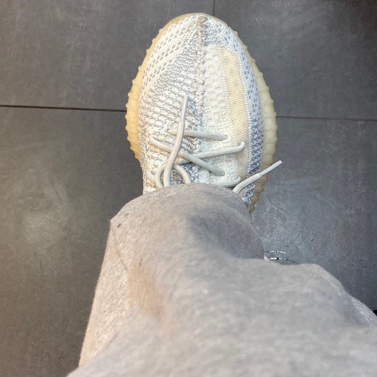 Adidas Yeezy Boost 350 V2 Cloud White - Non-Reflective 착용 스타일 - 1