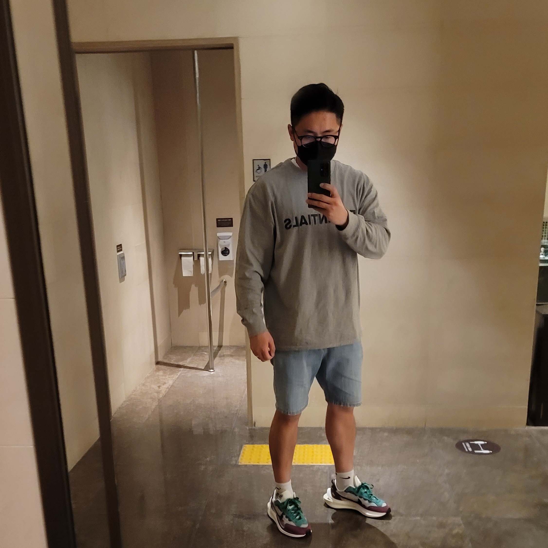 Essentials 3D Silicon Applique Boxy Long Sleeve T-Shirt Oatmeal/Oatmeal Heather/Light Heather Oatmeal 2020, Nike x Sacai VaporWaffle String & Black Villain Red 착용 스타일