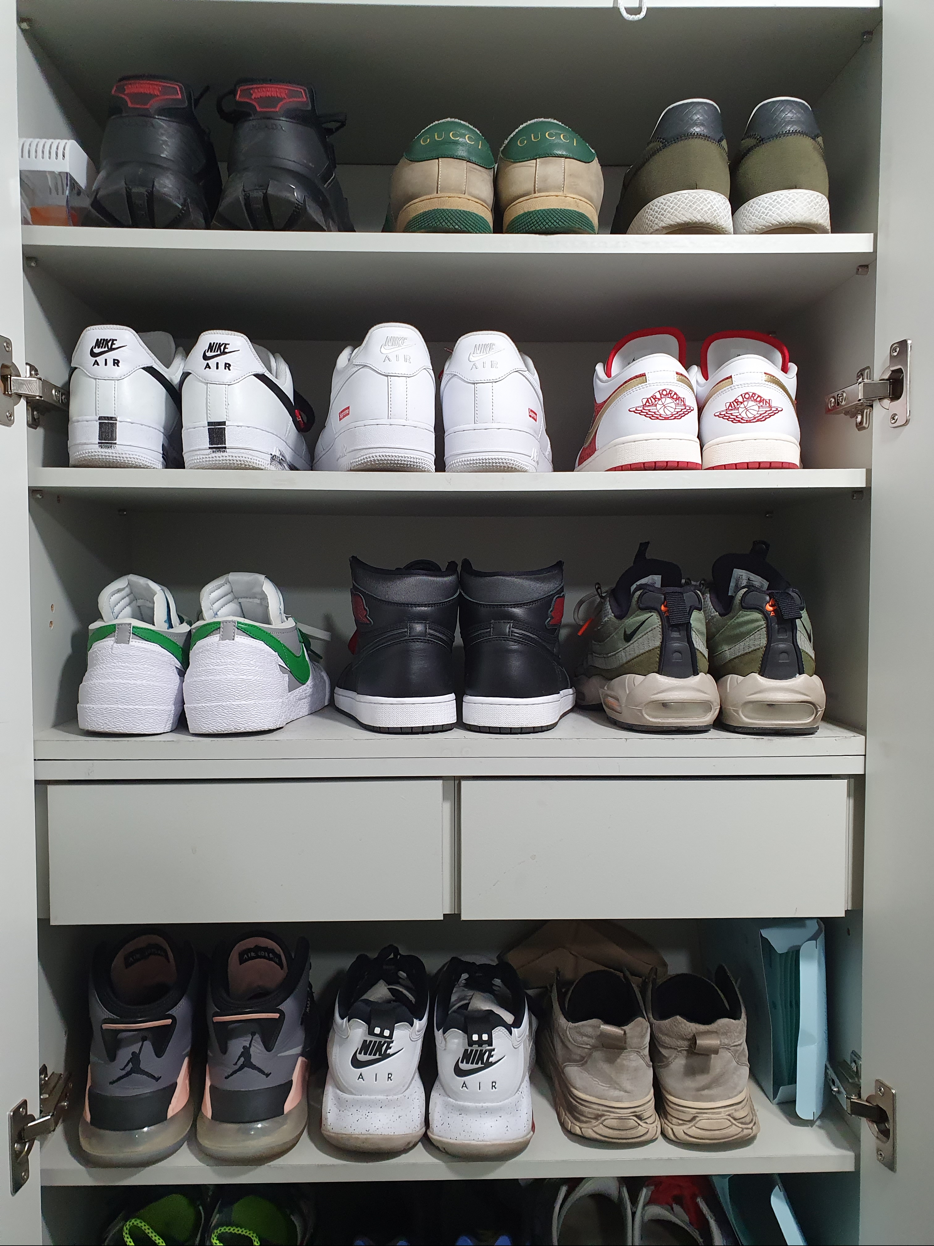 Prada Cloudbust Thunder Technical Fabric Sneakers Black, Gucci Screener GG Canvas Distressed Sneakers 착용 스타일