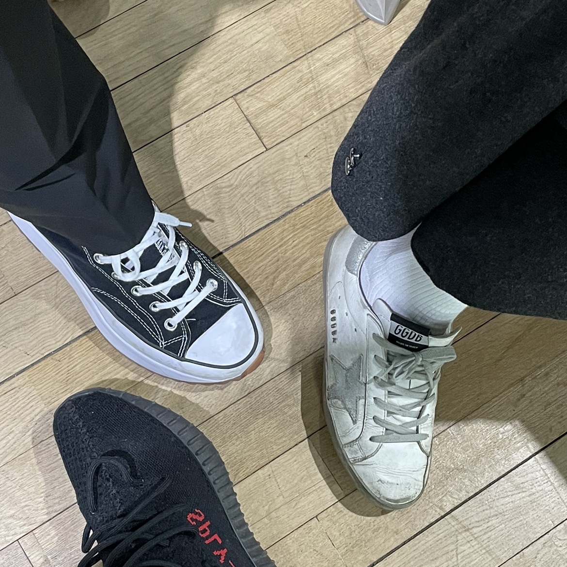 Adidas Yeezy Boost 350 V2 Black Red 2020, Converse Run Star Hike Hi Black White Gum 착용 스타일