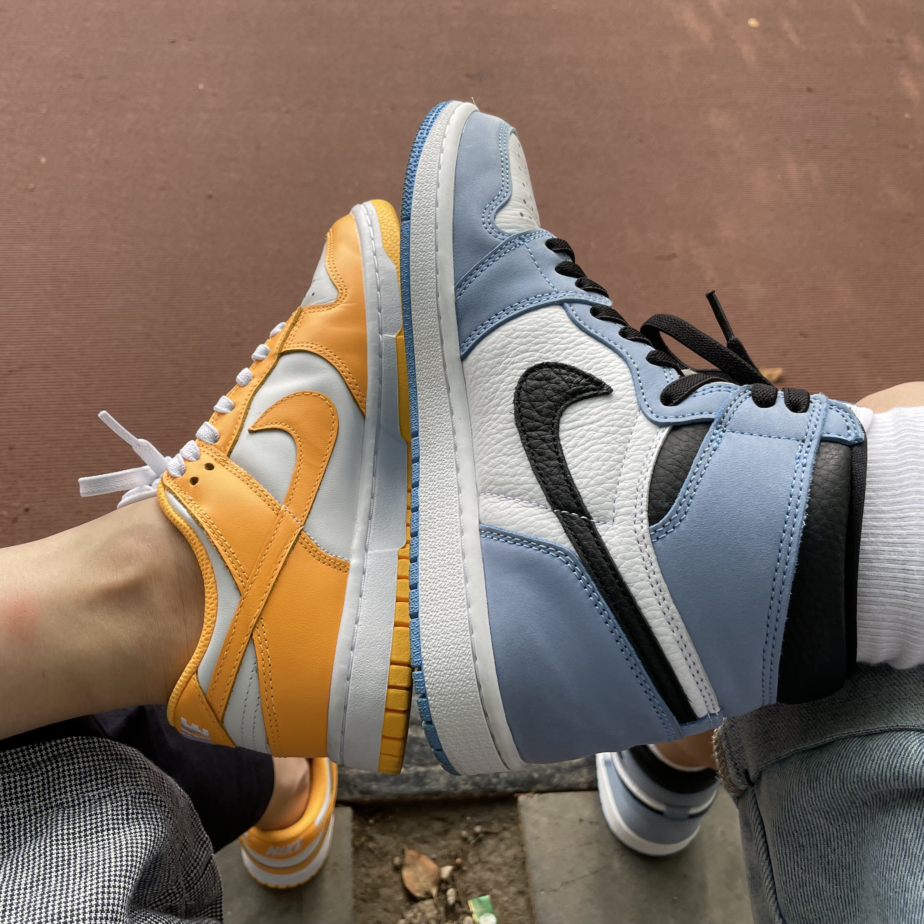 (W) Nike Dunk Low Laser Orange, Jordan 1 Retro High OG University Blue 착용 스타일