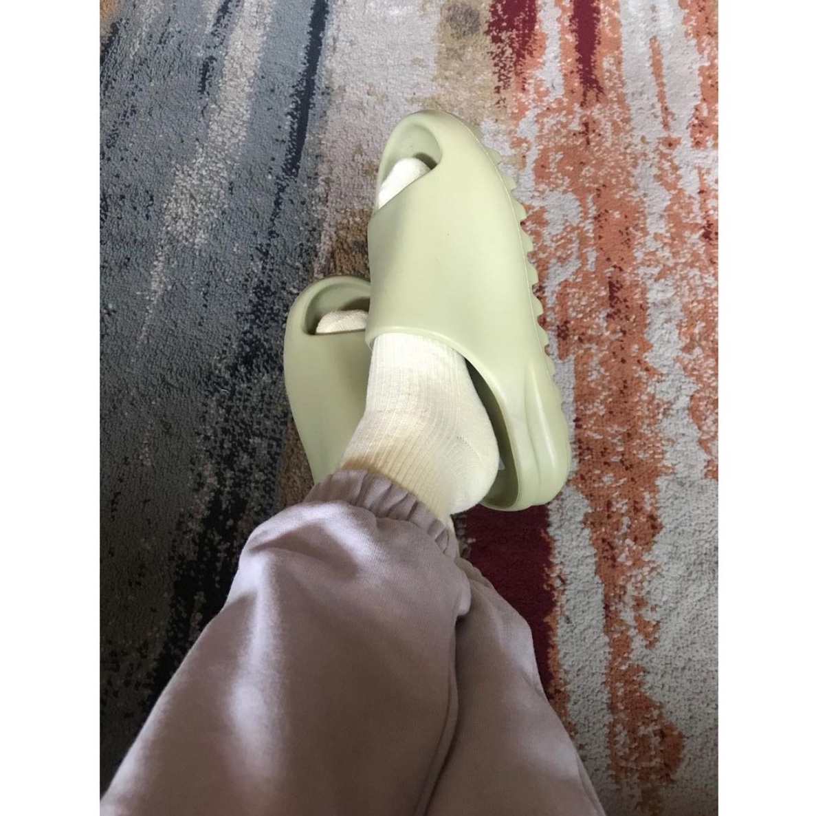 Adidas Yeezy Slide Resin 2021 착용 스타일 - 4