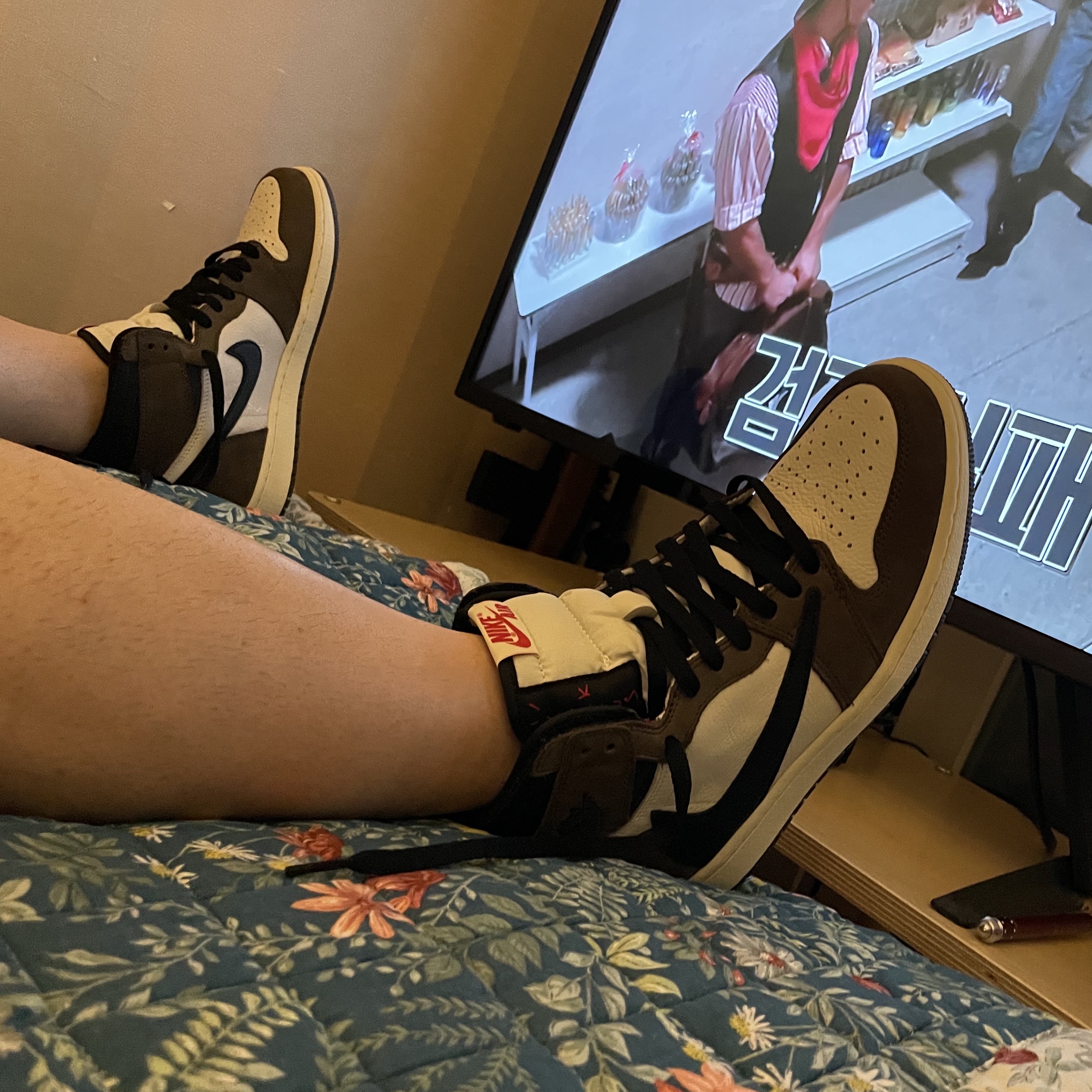 Jordan 1 x Travis Scott Retro High OG SP Mocha 착용 스타일 - 1