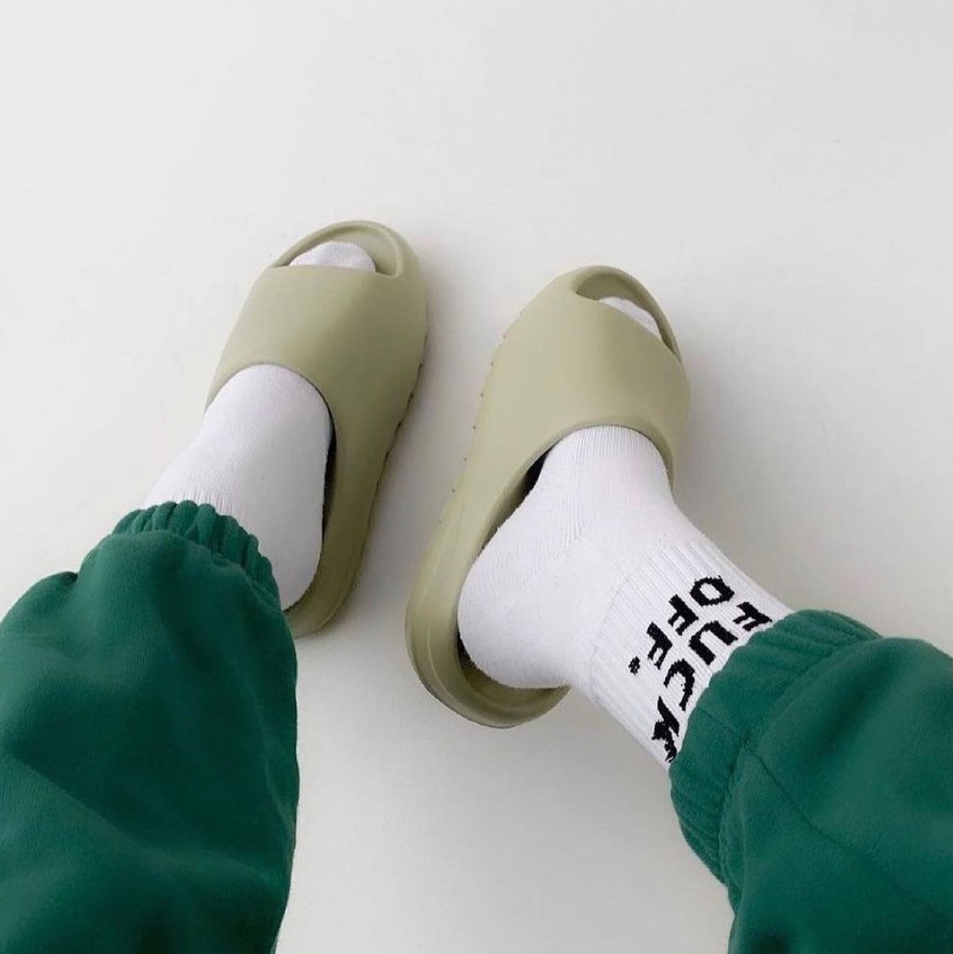 Adidas Yeezy Slide Resin 2021 착용 스타일 - 1