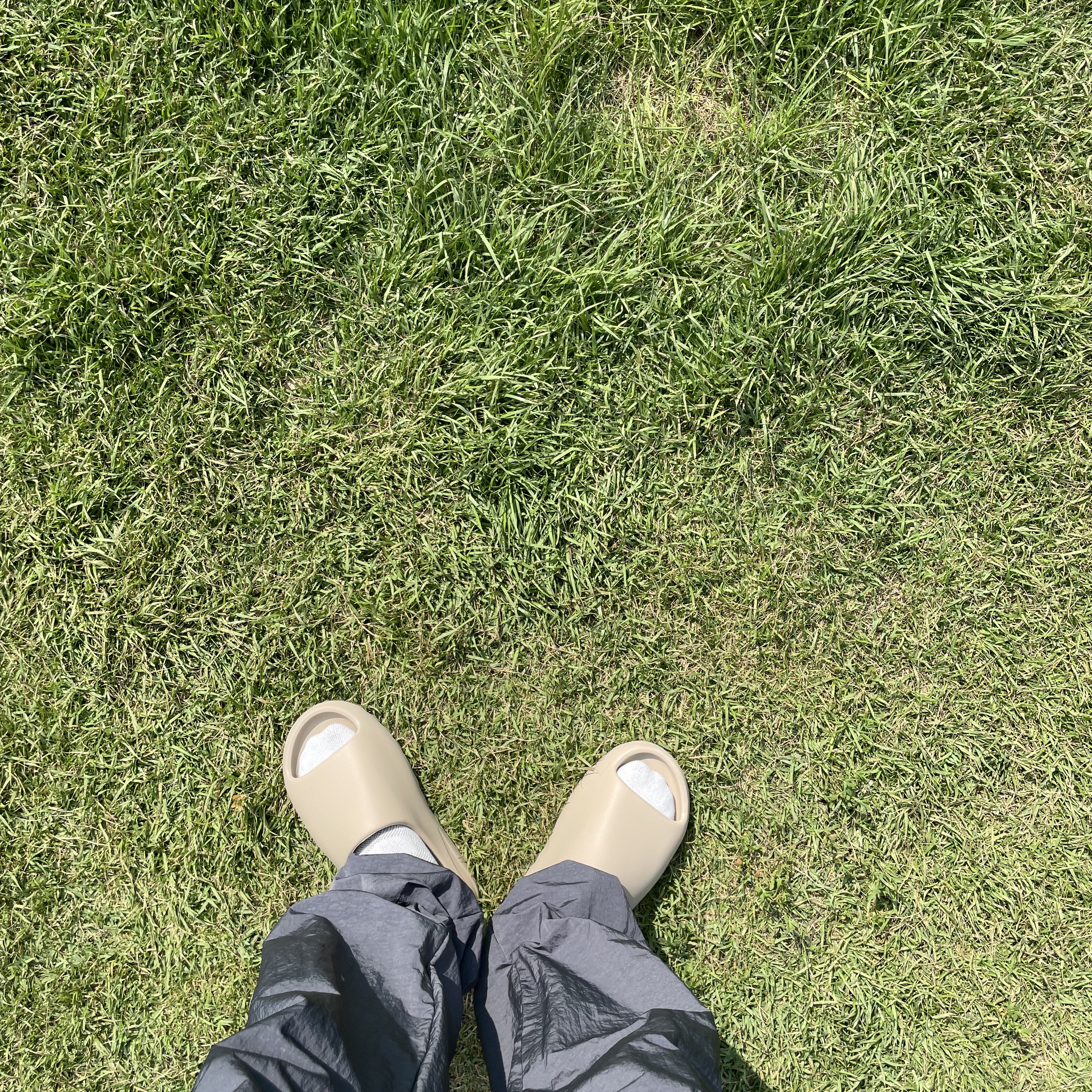 Adidas Yeezy Slide Pure, Nike x Stussy Beach Pants Off Noir 착용 스타일