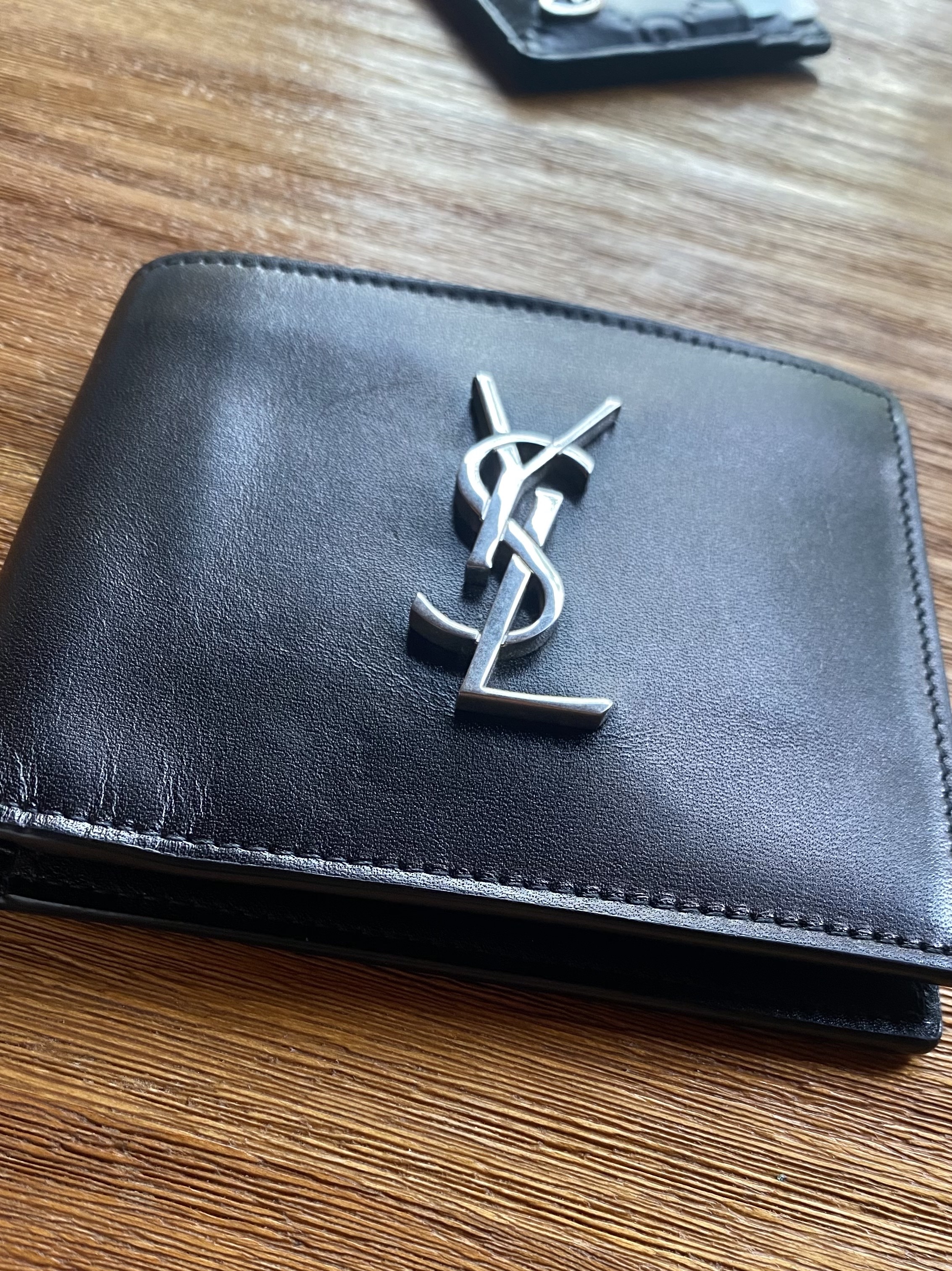 Saint Laurent East/West Wallet in Smooth Leather Black 착용 스타일