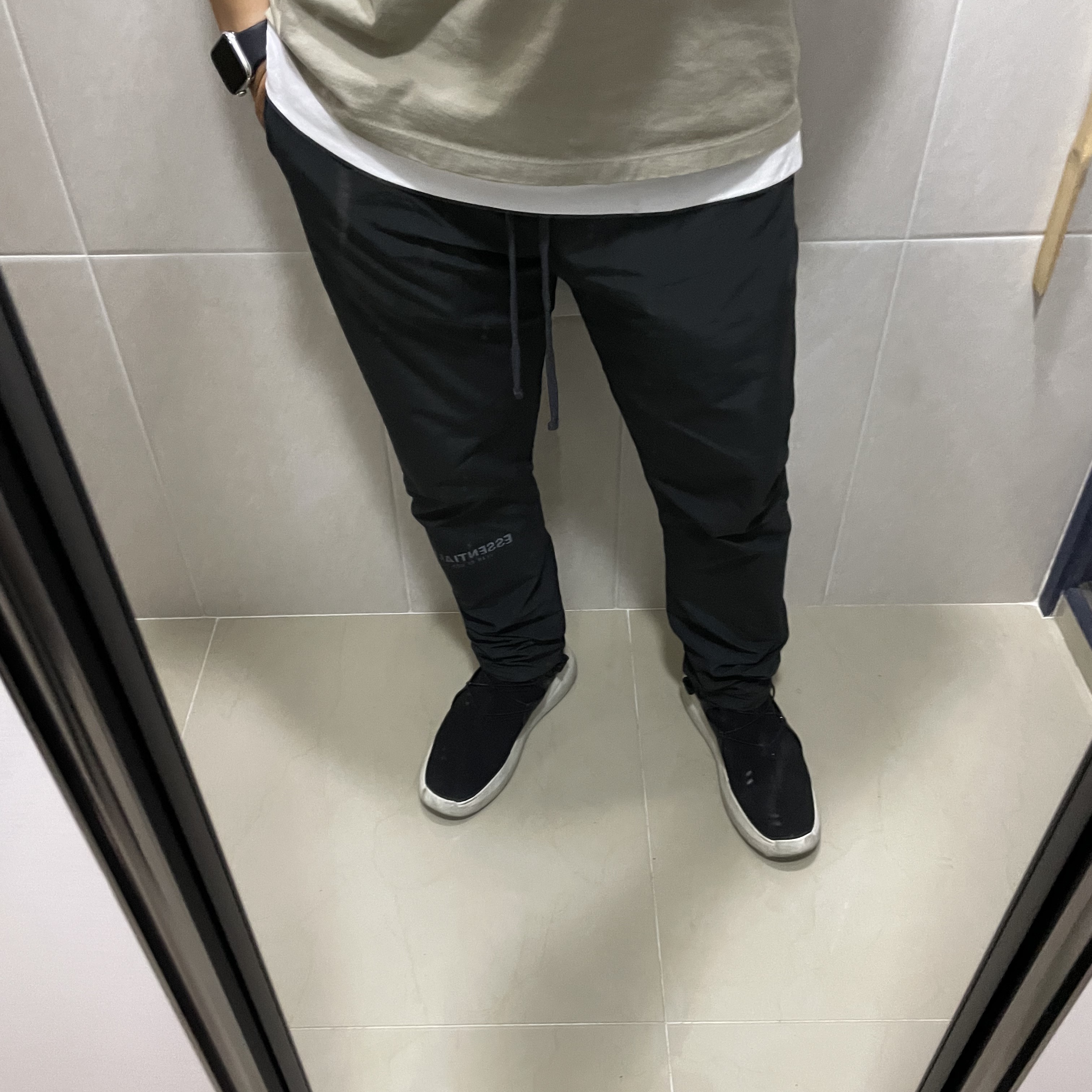 Essentials T-Shirt Moss - 21SS, Essentials Track Pants Black - 21SS 착용 스타일 - 2