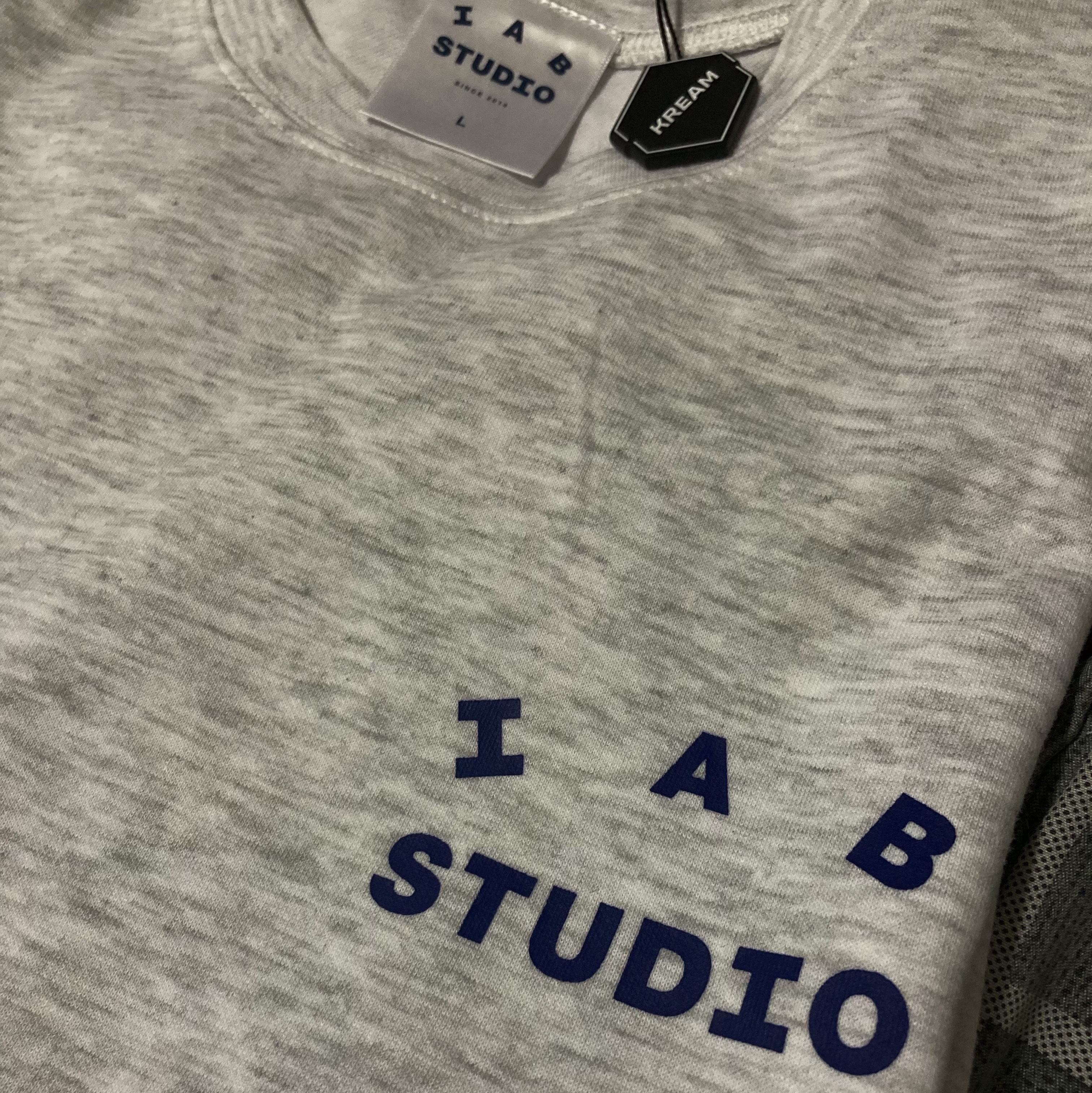 IAB Studio Long Sleeve Light Gray 착용 스타일