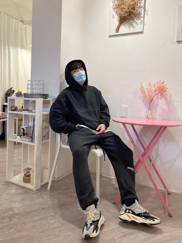 Adidas Yeezy Boost 700 Wave Runner Solid Grey 2017/2019 착용 스타일