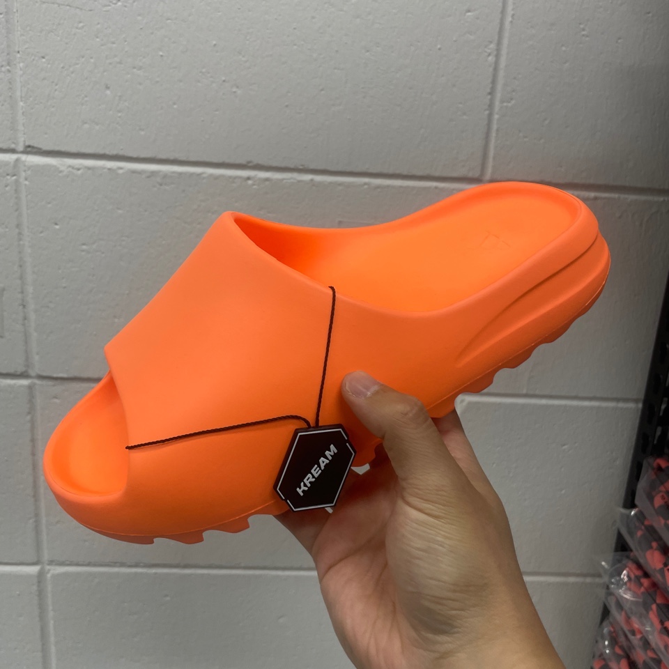 Adidas Yeezy Slide Enflame Orange 착용 스타일