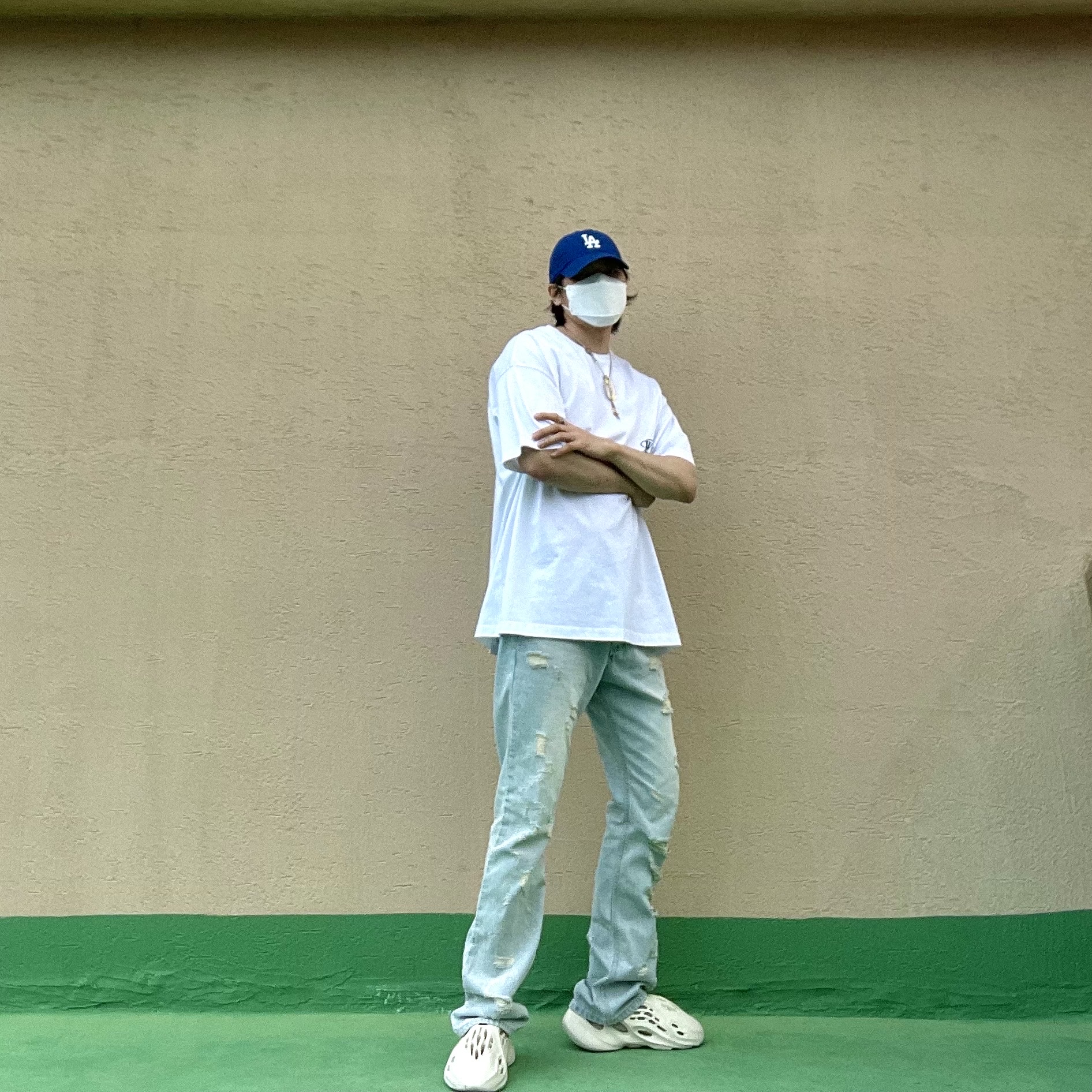 Adidas Yeezy Foam RNNR Sand 착용 스타일