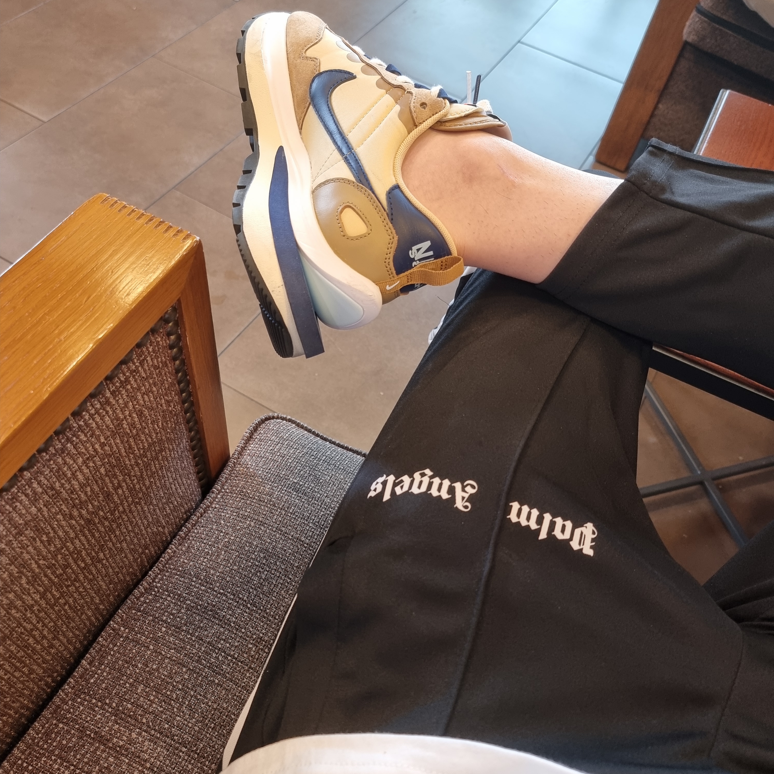 Nike x Sacai VaporWaffle Sesame and Blue Void 착용 스타일