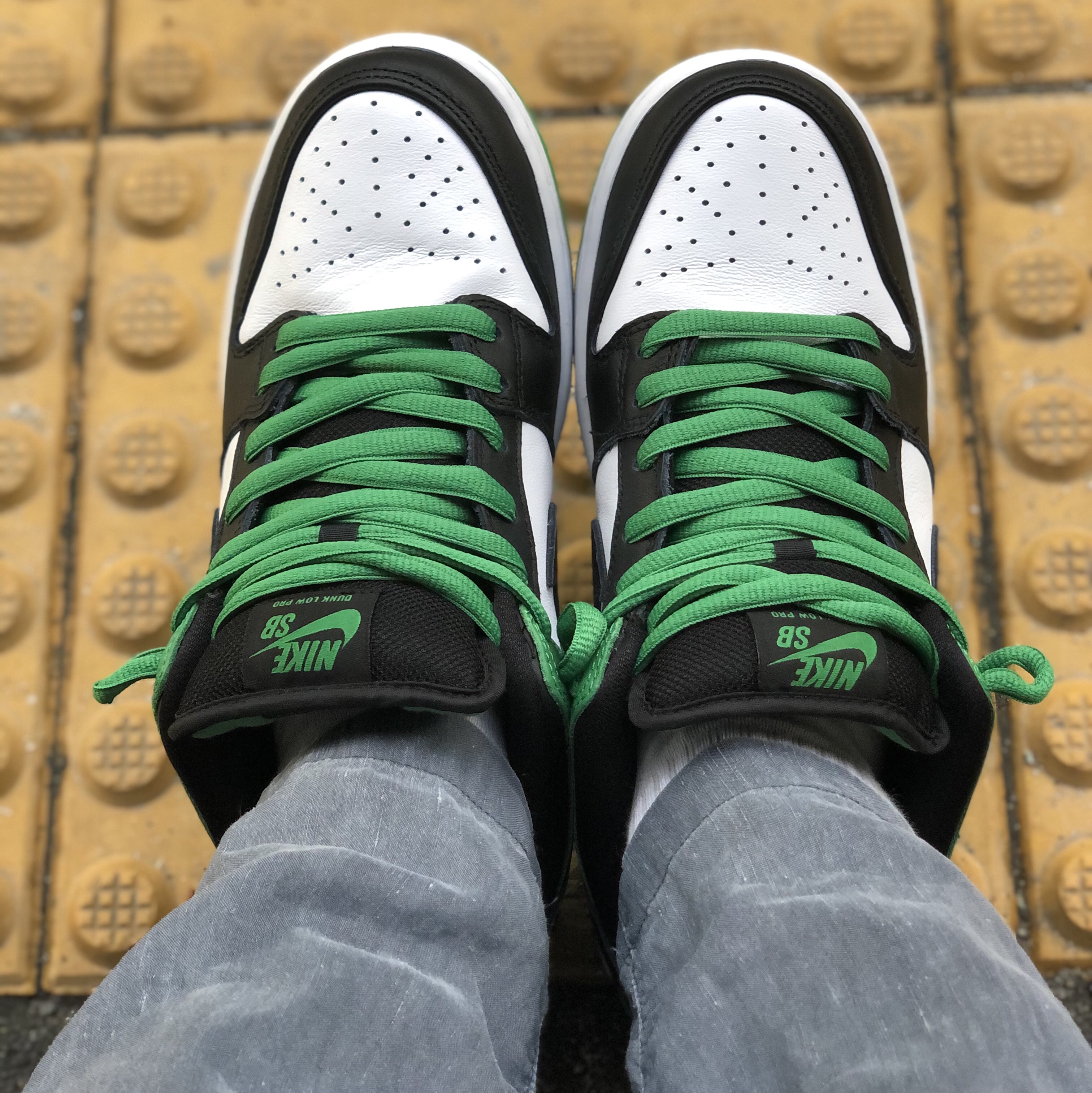 Nike SB Dunk Low Pro Black and Classic Green 착용 스타일 - 2