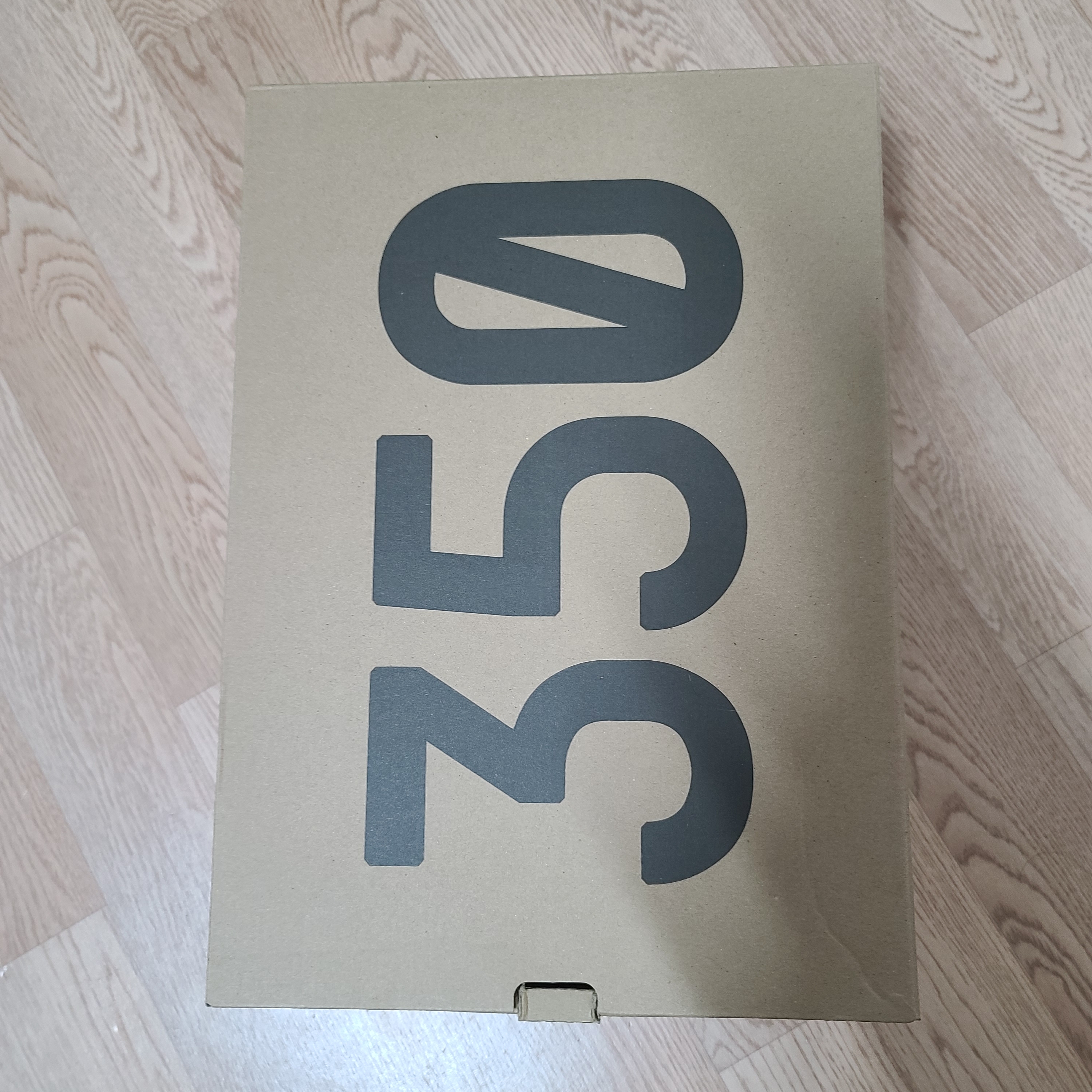 Adidas Yeezy Boost 350 V2 Black Red 2020 착용 스타일 - 1