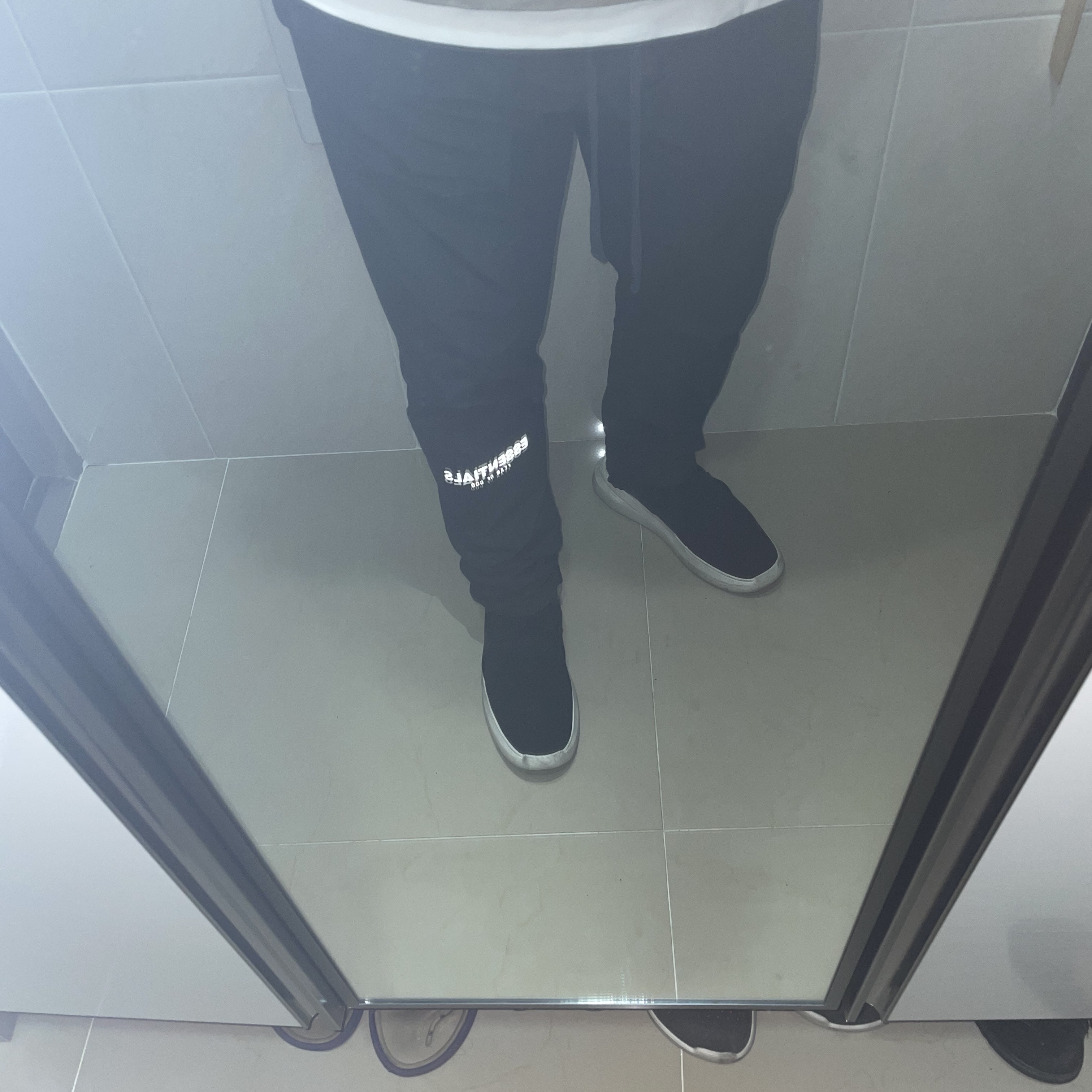 Essentials T-Shirt Moss - 21SS, Essentials Track Pants Black - 21SS 착용 스타일 - 3