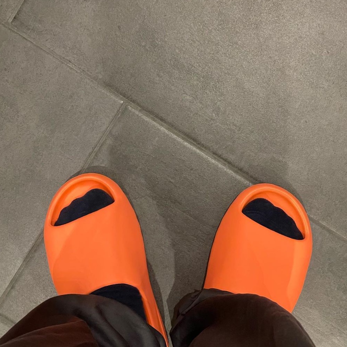 Adidas Yeezy Slide Enflame Orange 착용 스타일 - 2