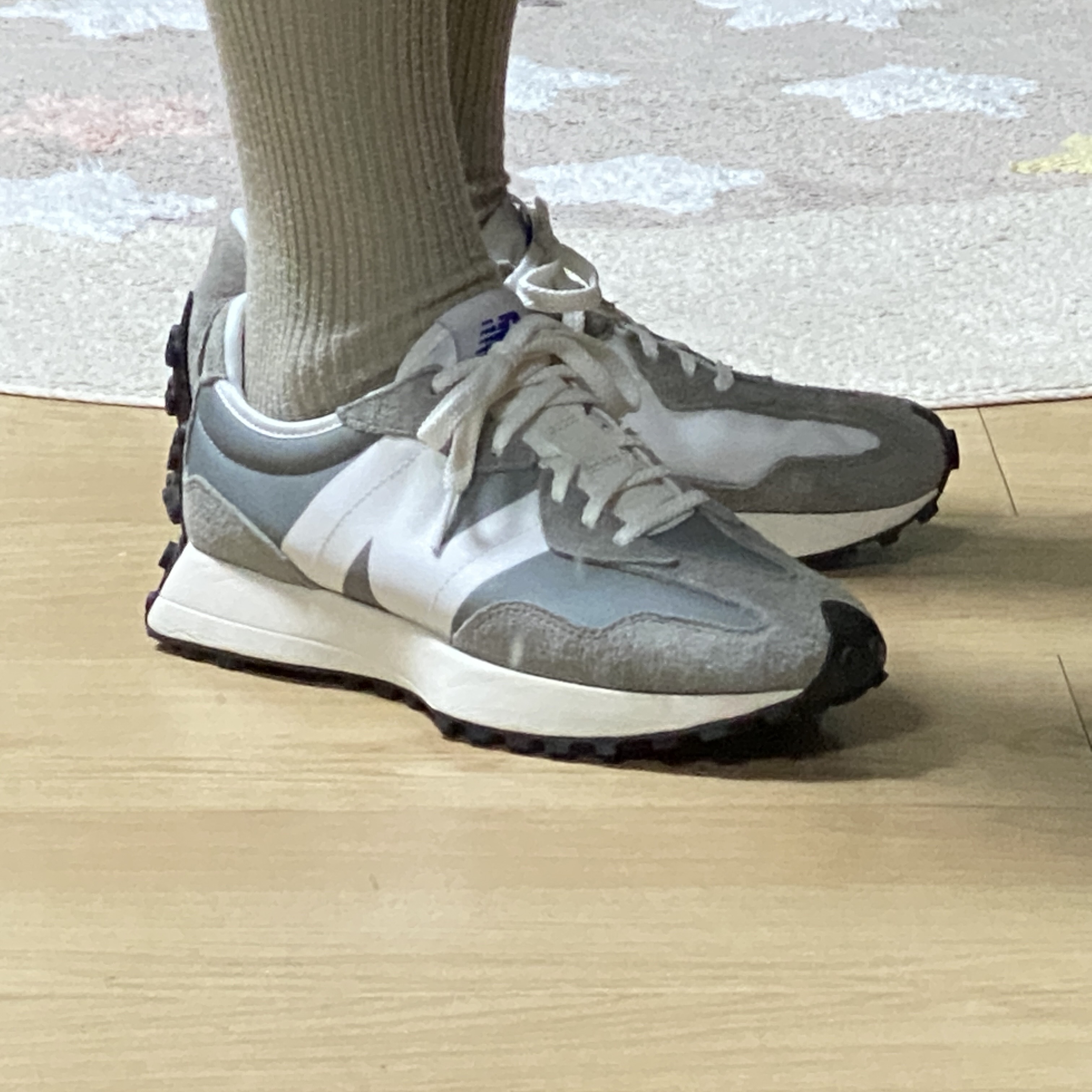 New Balance 327 Grey 착용 스타일