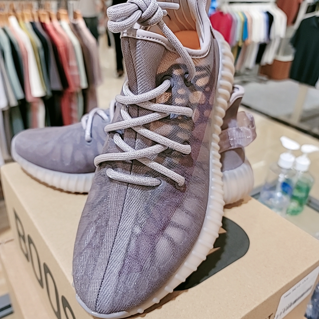 Adidas Yeezy Boost 350 V2 Mono Mist 착용 스타일 - 1