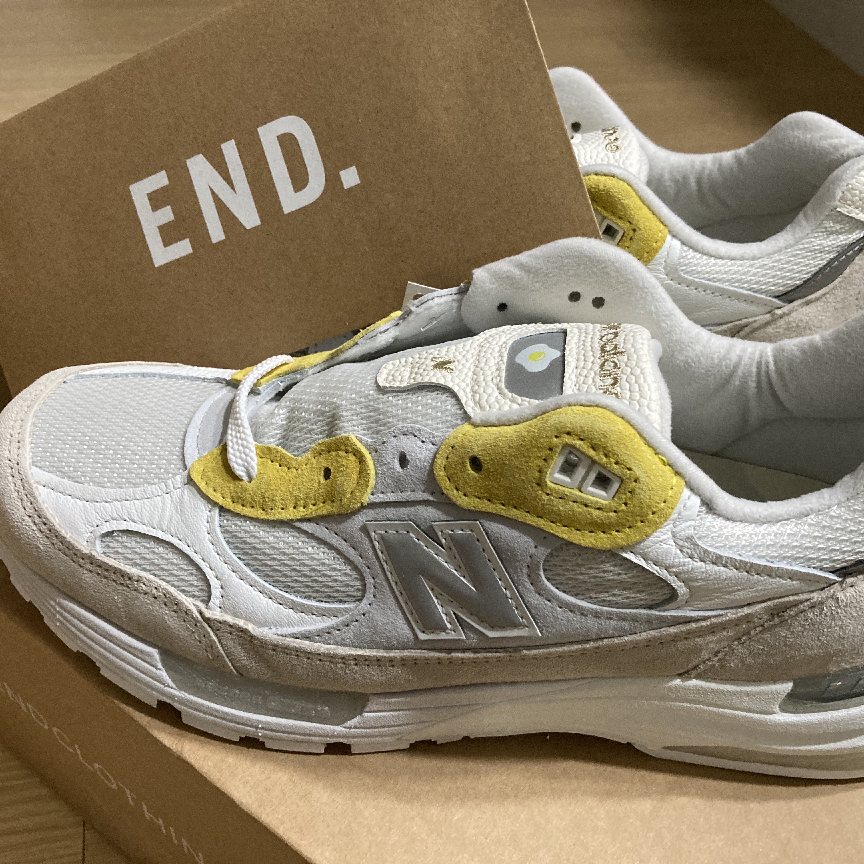 New Balance x Paperboy Paris 992 Made in USA Fried Egg, Jordan 1 Retro High OG Black Mocha 착용 스타일 - 2