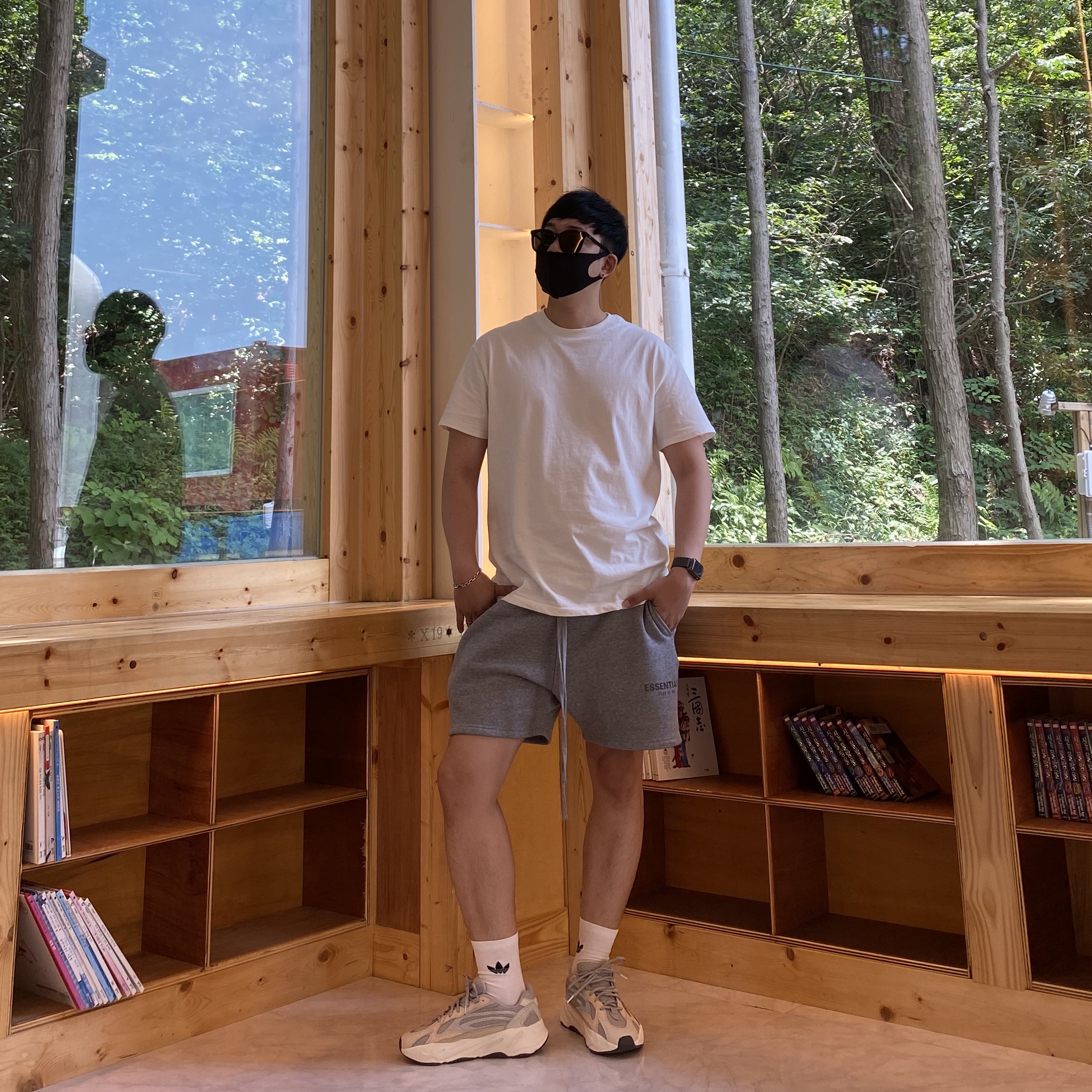 Adidas Yeezy Boost 700 V2 Cream, Essentials Sweatshorts Heather Oatmeal - 21SS 착용 스타일