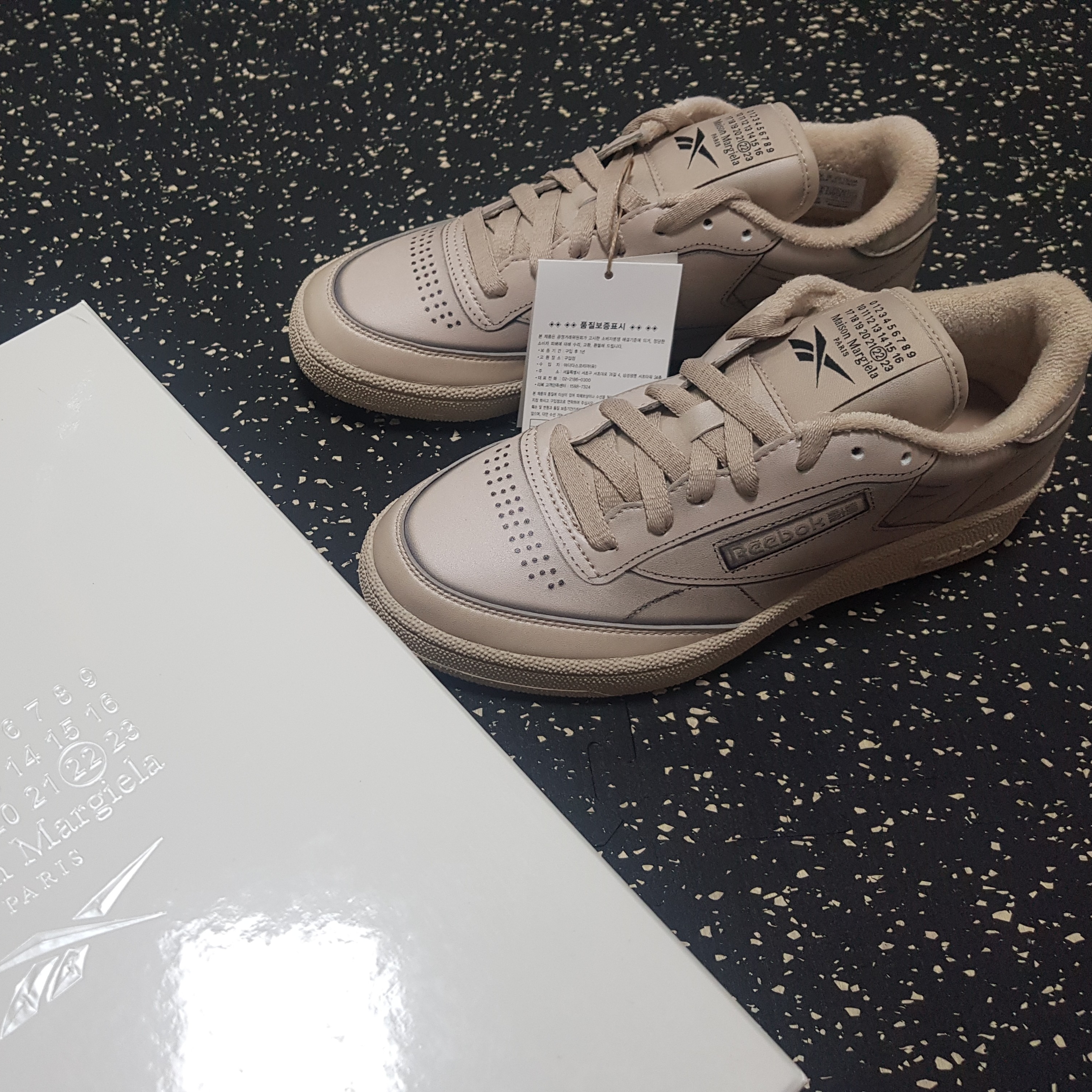 Reebok x Maison Margiela Club C TL Beige 착용 스타일