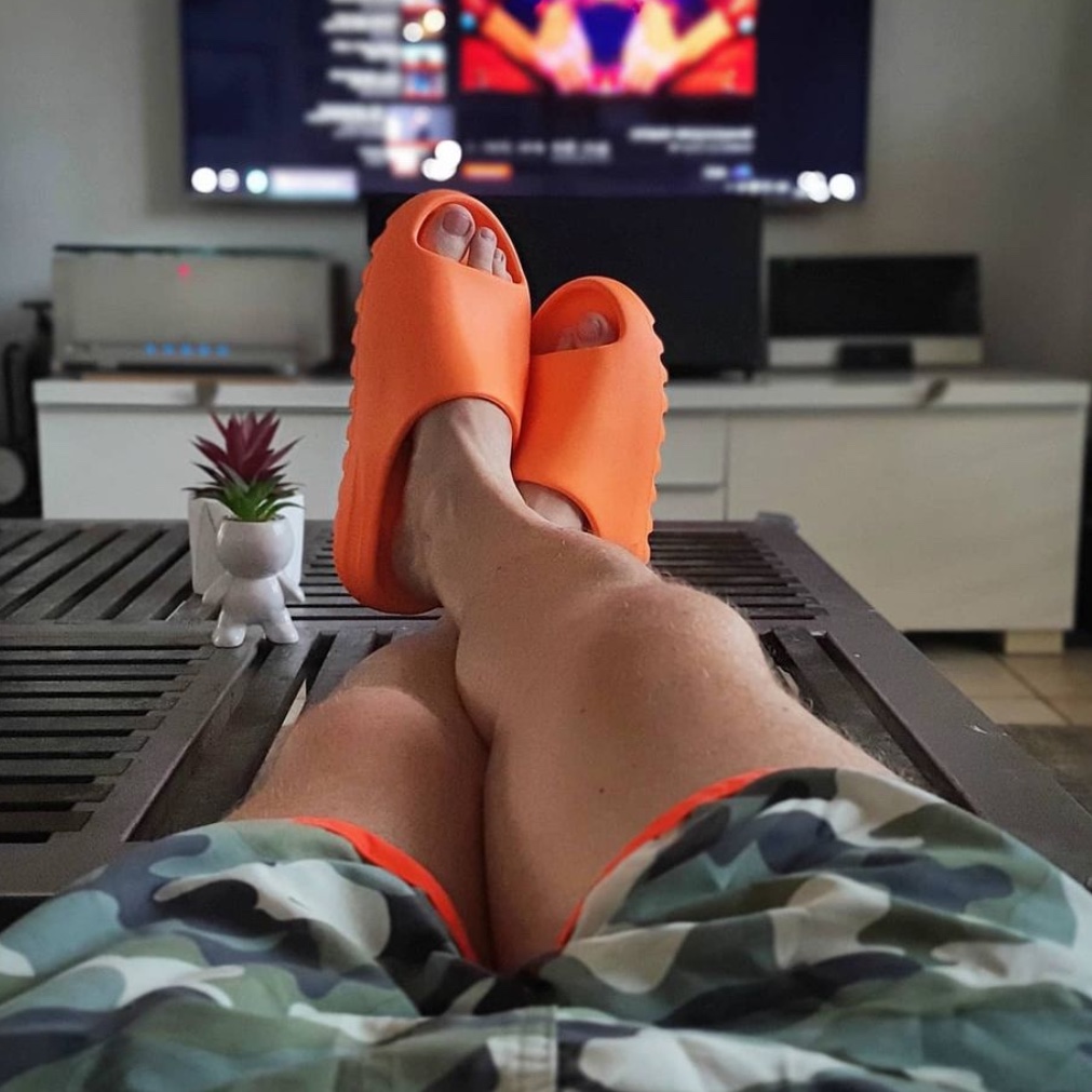 Adidas Yeezy Slide Enflame Orange 착용 스타일 - 4